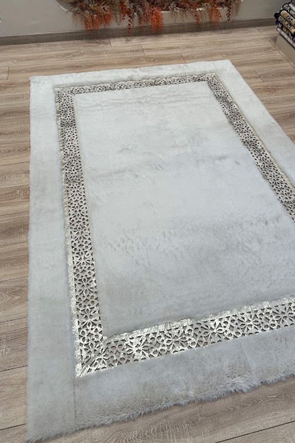 Beyaz Gümüş Şahmeran Oyma Motifli Kadife Yumuşaklığında Tavşan Tüyü Halı