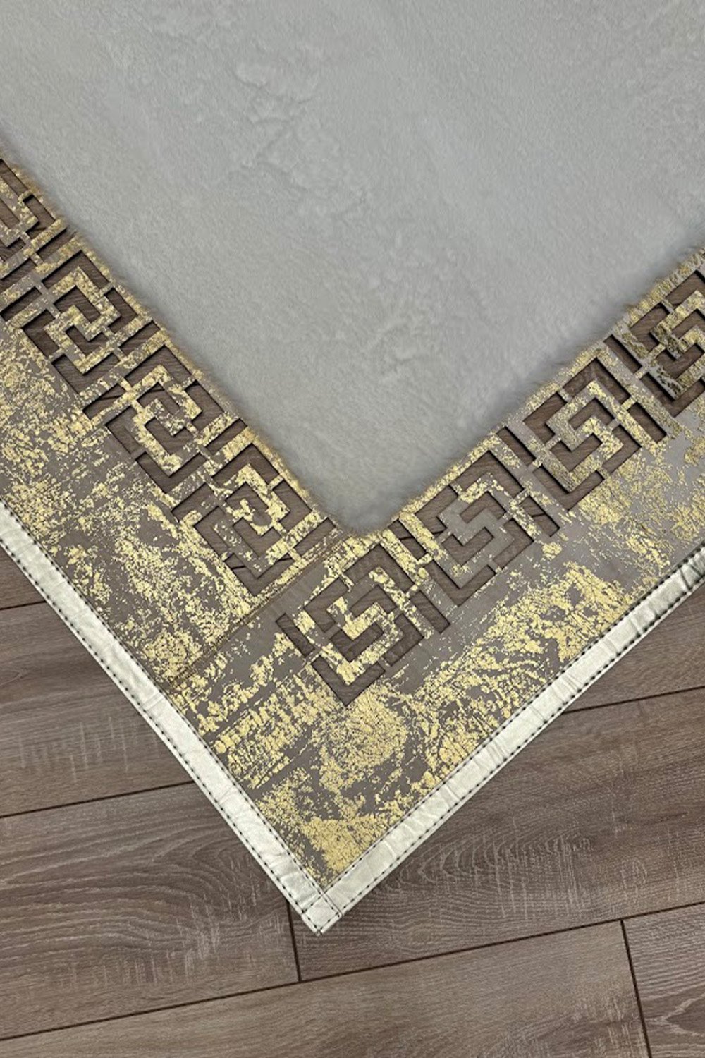 Gold Beyaz Şahmeran Meander Desenli Kadife Yumuşaklığında Tavşan Tüyü Halı