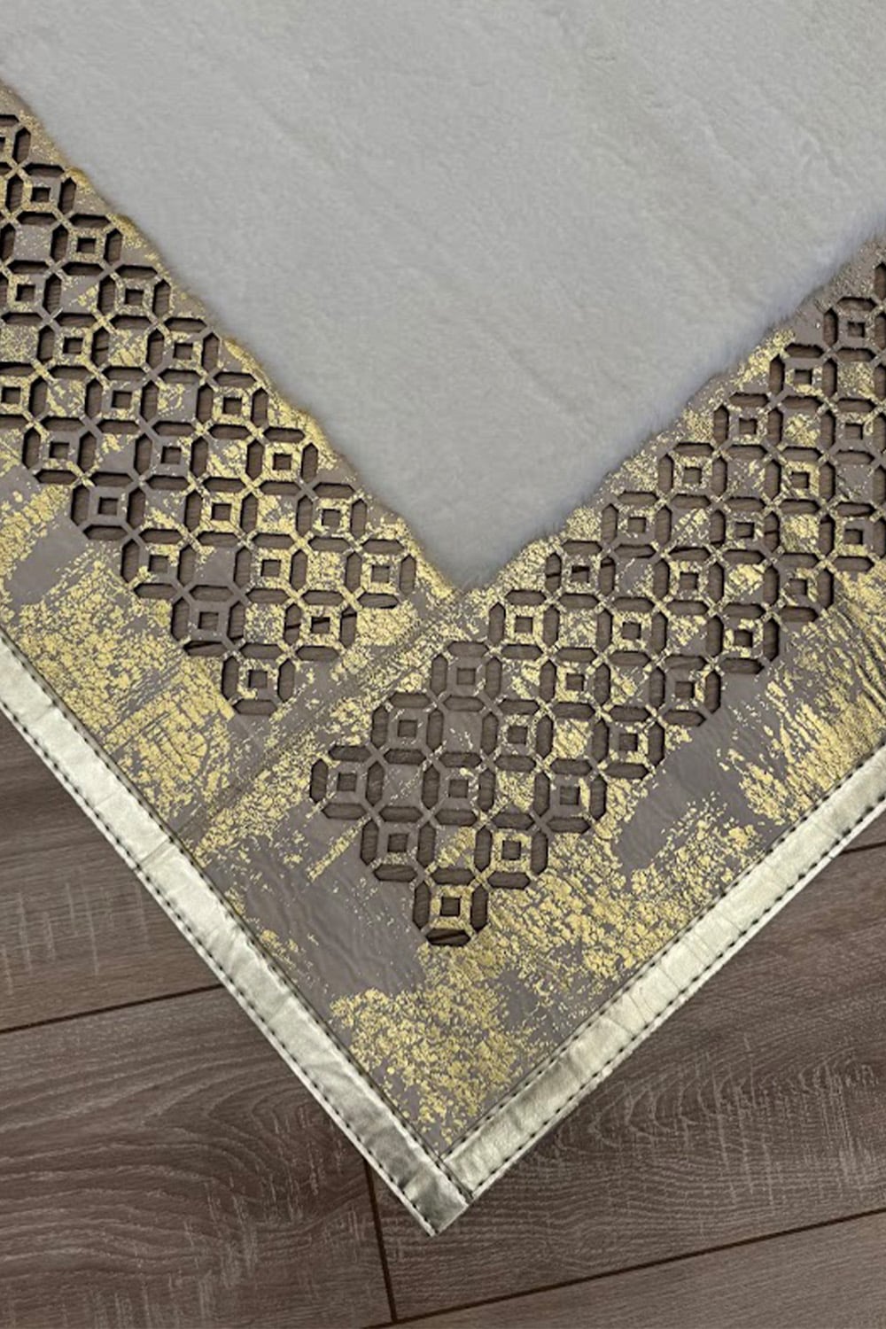 Gold Beyaz Şahmeran Meander Desenli Kadife Yumuşaklığında Tavşan Tüyü Halı