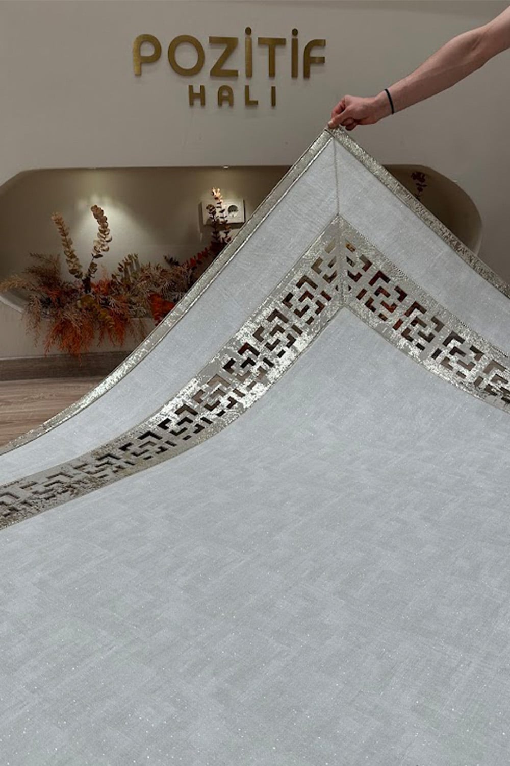 Gri Gümüş Rono Oyma Motifli Deri Halı