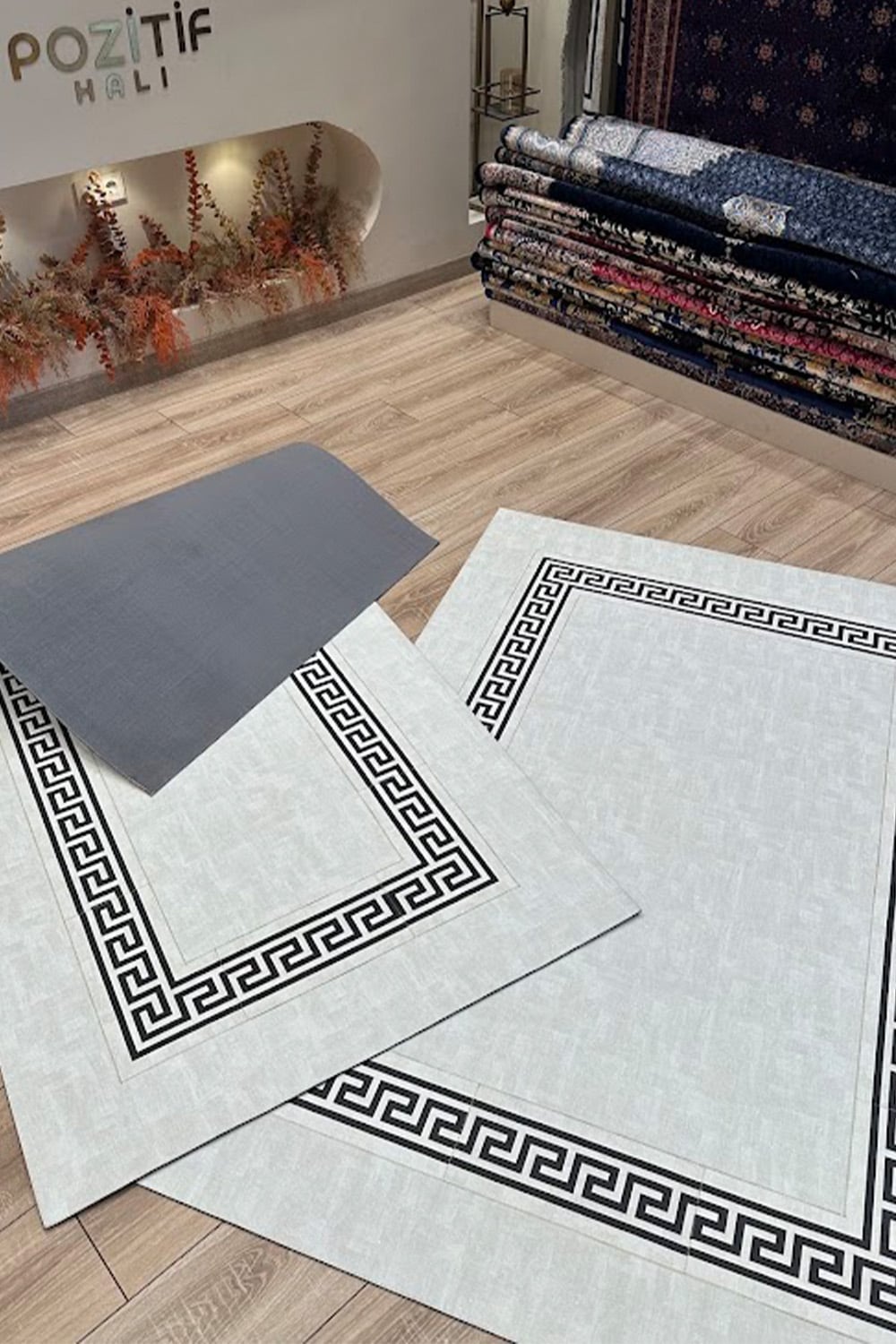 Gri Siyah Rono Meander Desenli Deri Halı