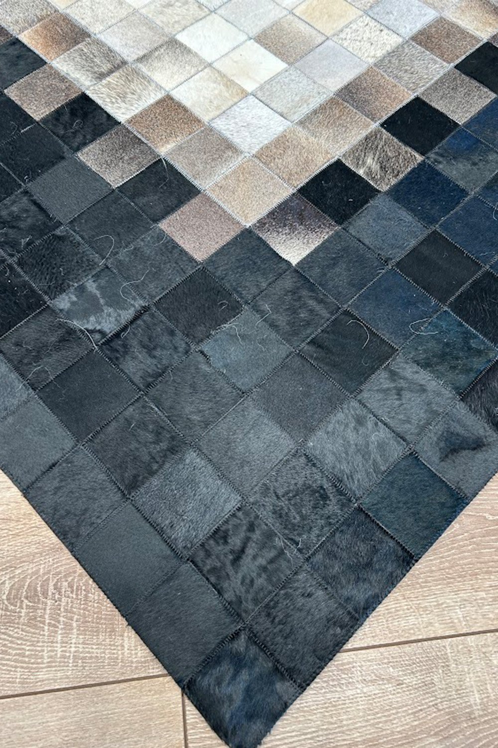 Siyah Krem Dana Patchwork Kare Desenli %100 Dana Derisi Halı