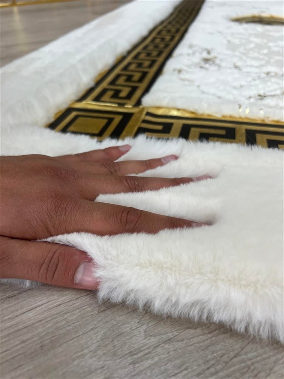 Yumuşak Yüzeyli Kaymaz Tabanlı Beyaz Renkli Özel Şahmeran Serisi Halılar