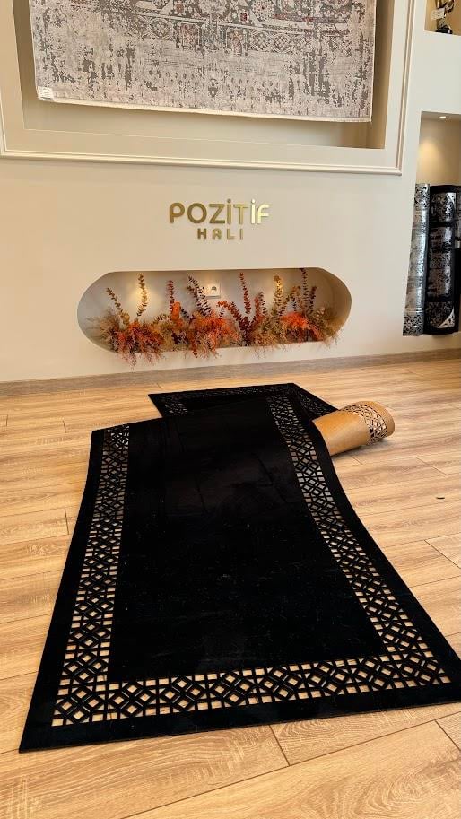 Yüzey Yapısı Deri ve Süetten Oluşan Lazer İşlemeli Dekoratif Halı