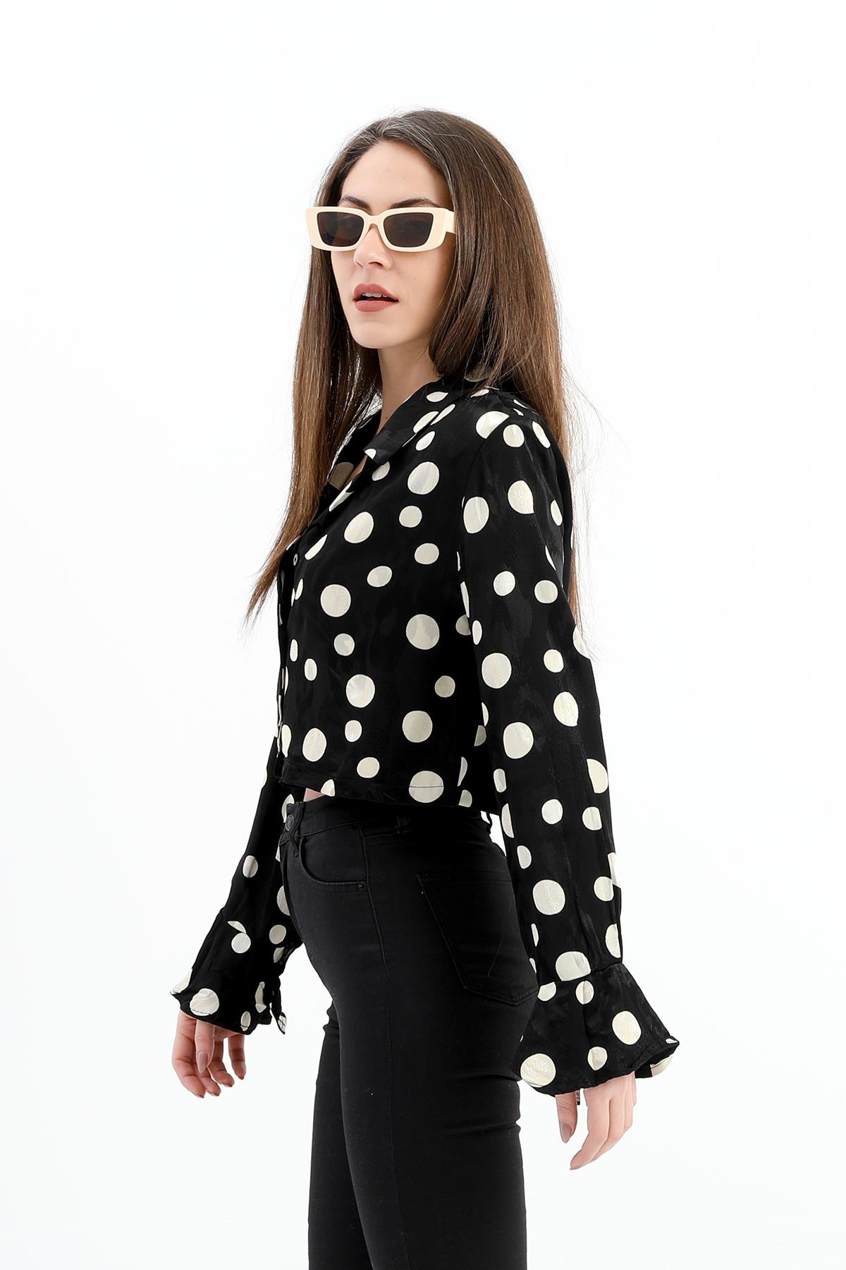 Omuzları Vatkalı Kolları Volanlı Puantiyeli Saten Gömlek - Siyah-Ekru