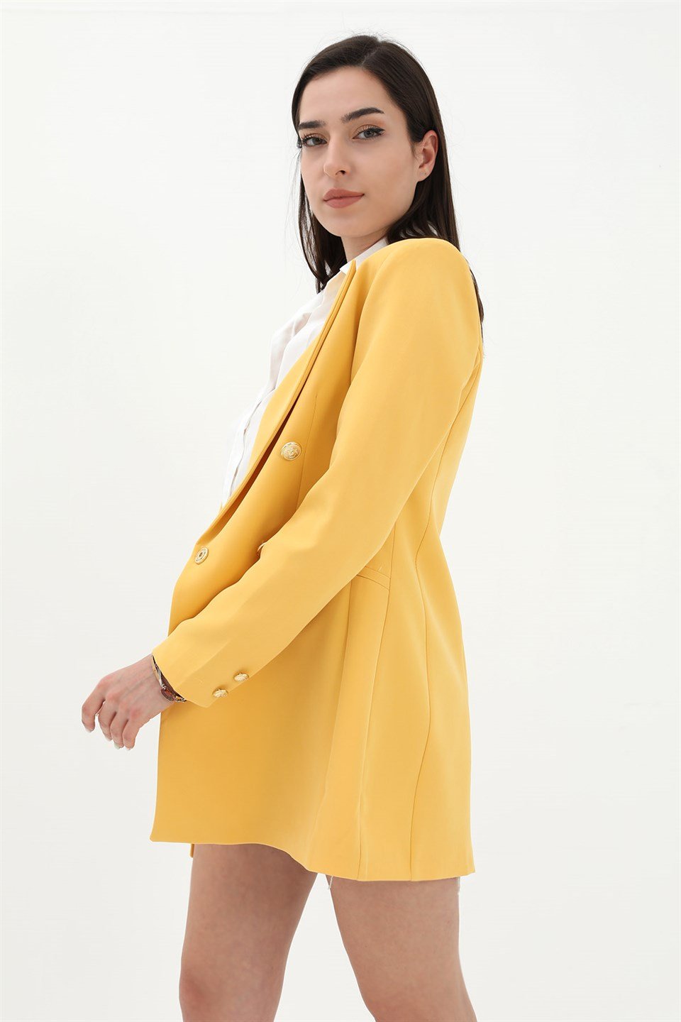 Omuzları Vatkalı Önü Çıtçıtlı Atlas Kumaş Kadın Blazer Ceket - Sarı