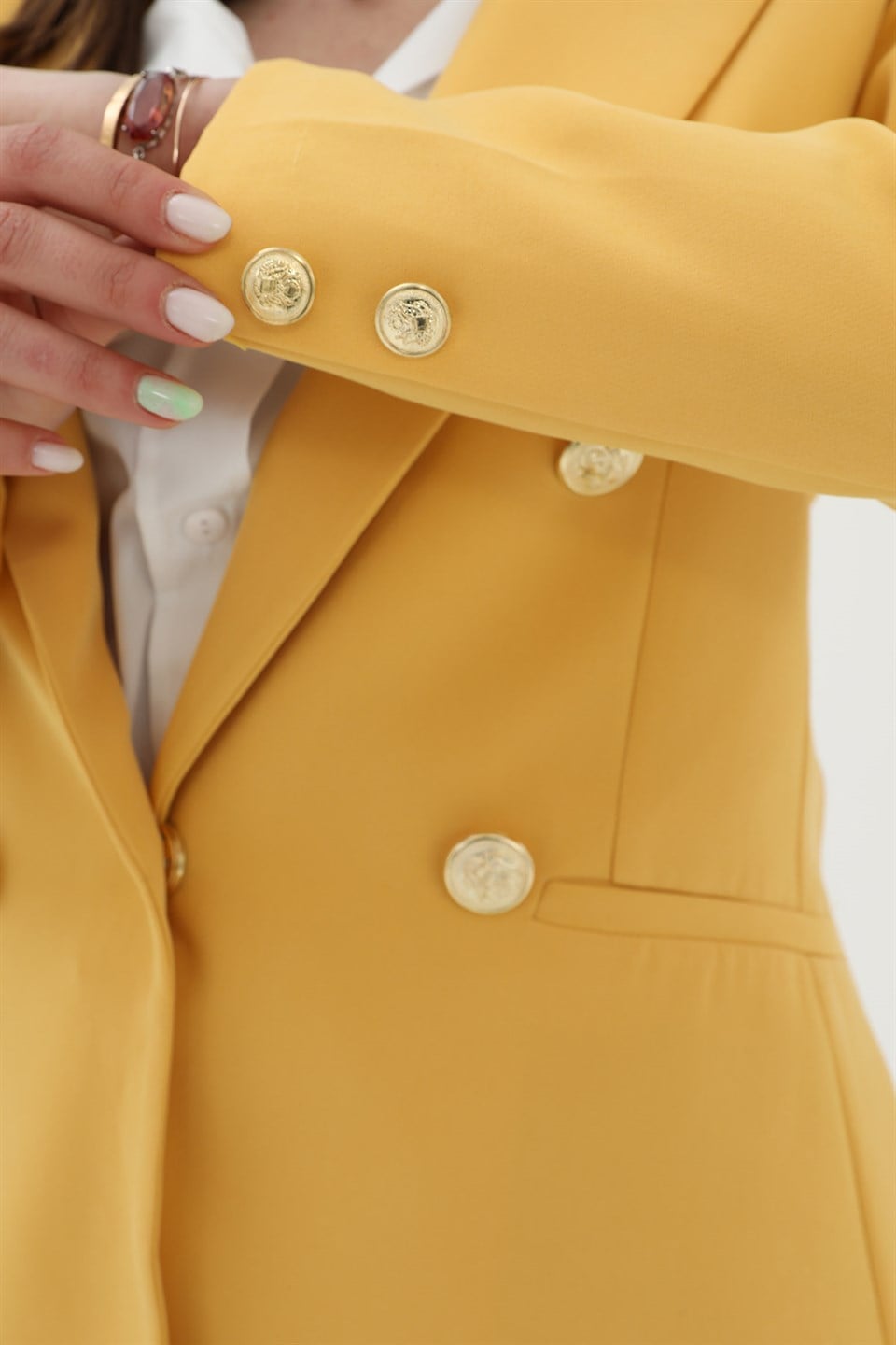 Omuzları Vatkalı Önü Çıtçıtlı Atlas Kumaş Kadın Blazer Ceket - Sarı