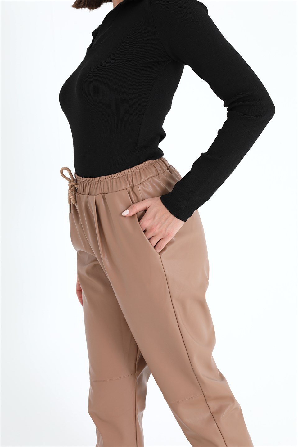 Paçası ve Beli Lastikli Pileli Deri Pantolon - Camel