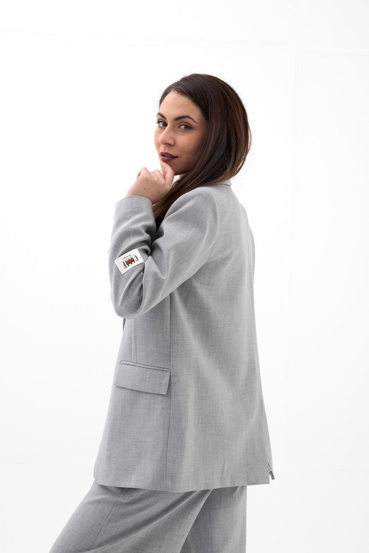 Üç Cep Kapaklı Kolu Arma Detaylı Poliviskon Ceket - Koyu Gri