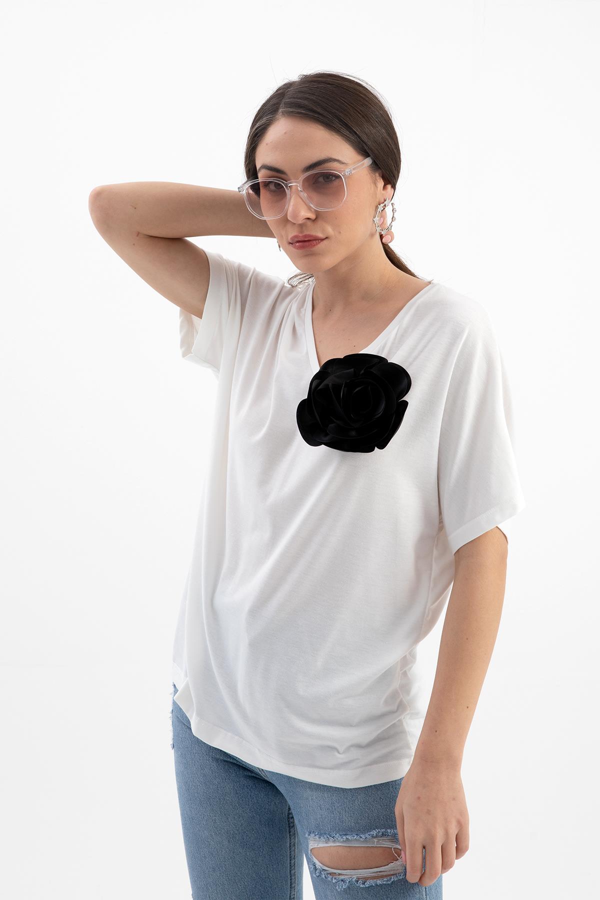 V Yaka Broş Gül Detaylı T-shirt - Siyah