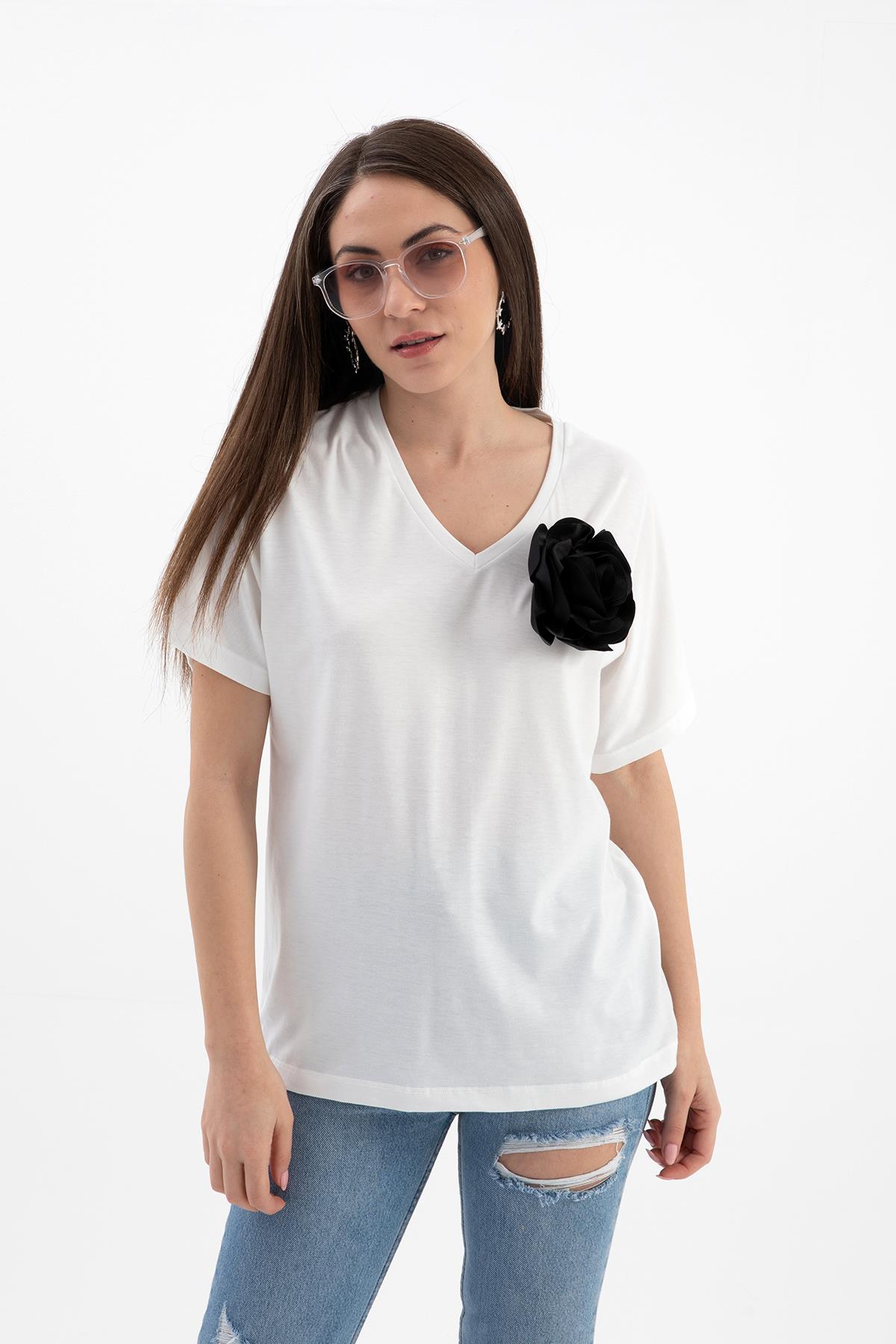 V Yaka Broş Gül Detaylı T-shirt - Siyah