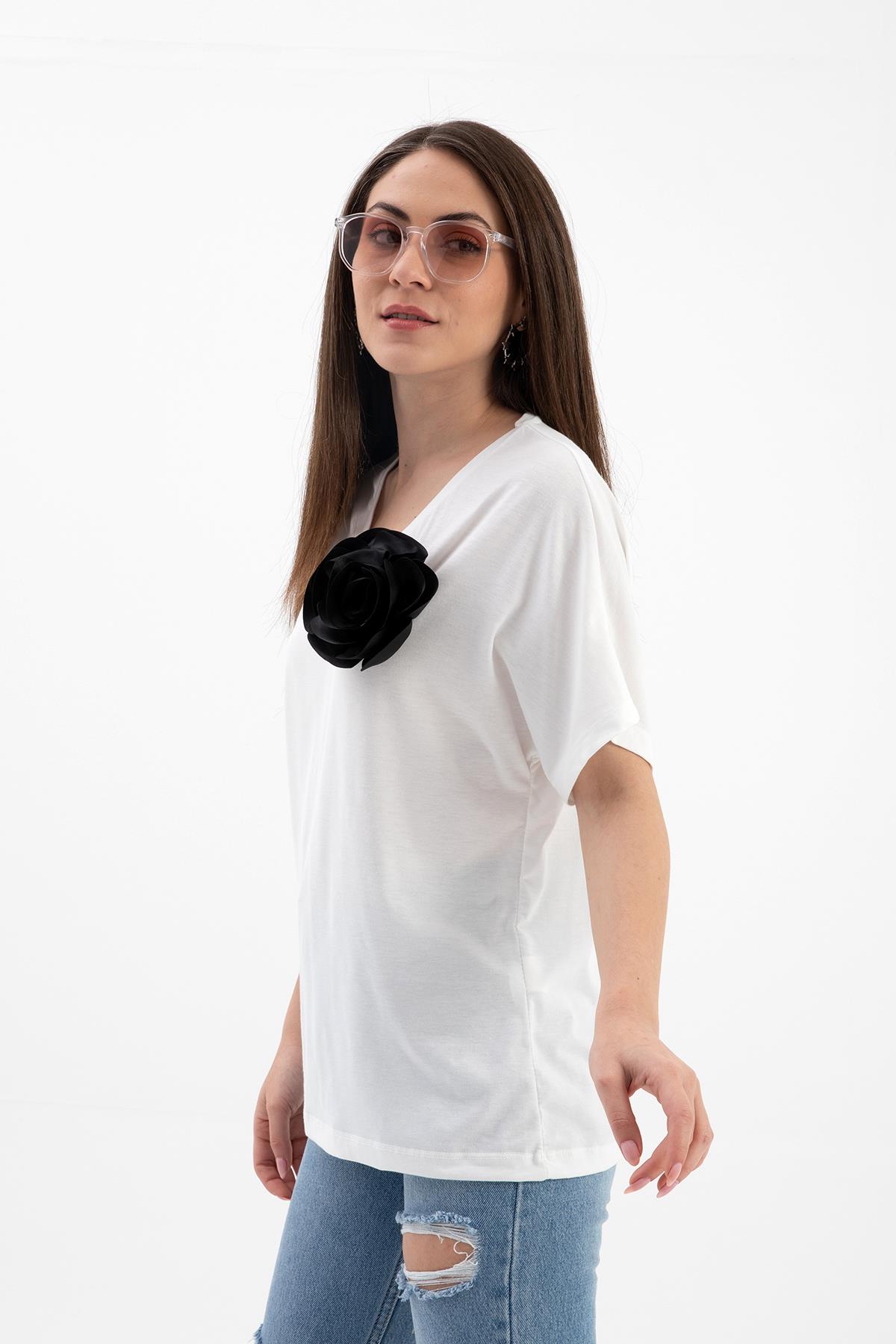 V Yaka Broş Gül Detaylı T-shirt - Siyah