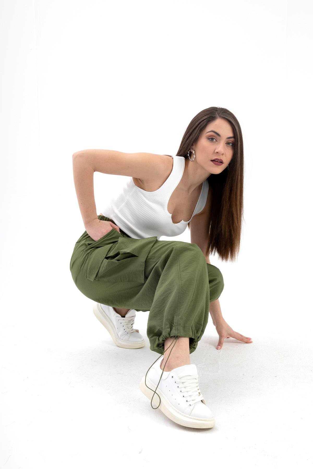 Yüksek Bel Beli ve Paçası Lastikli Paraşüt Kumaş Pantolon - Haki