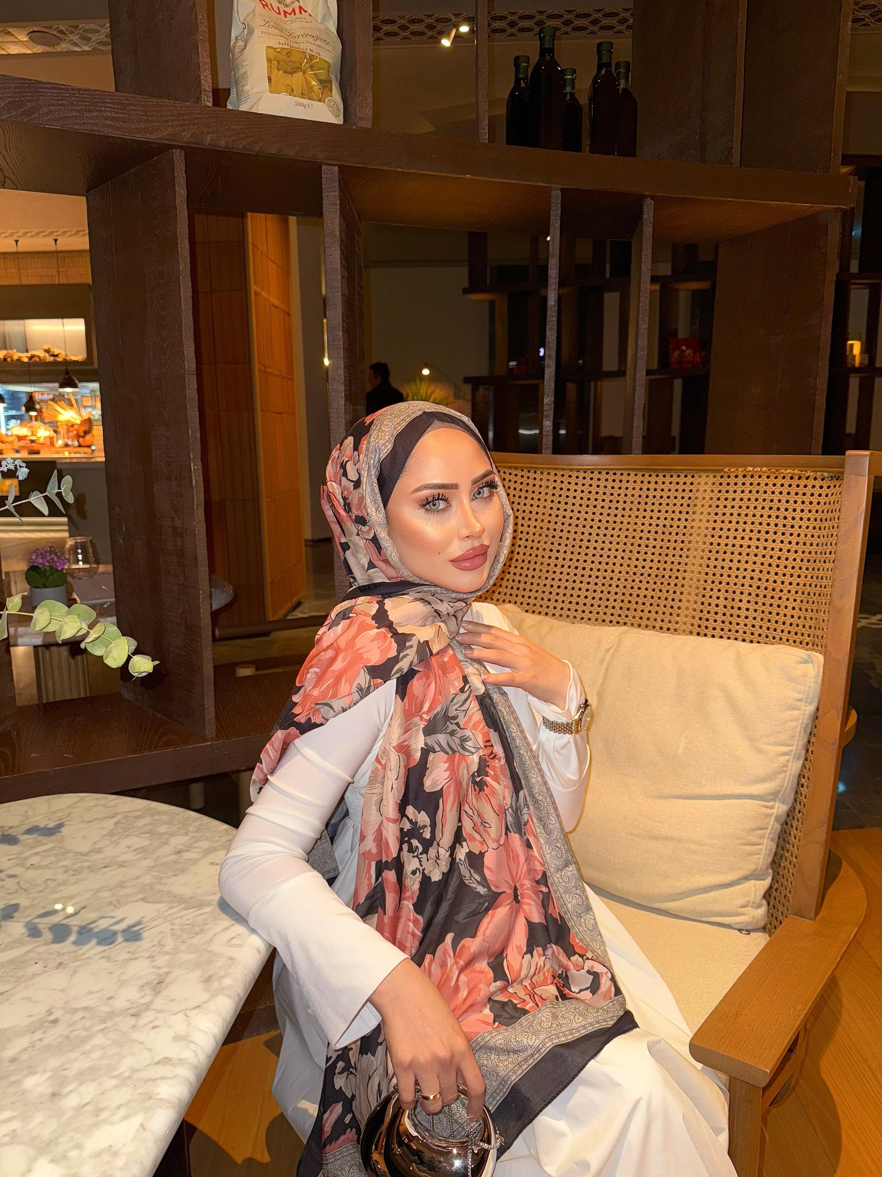 ŞAL-40H&R ButikPembe Gül Desen Detaylı Lacivert İpek Pamuk Şal