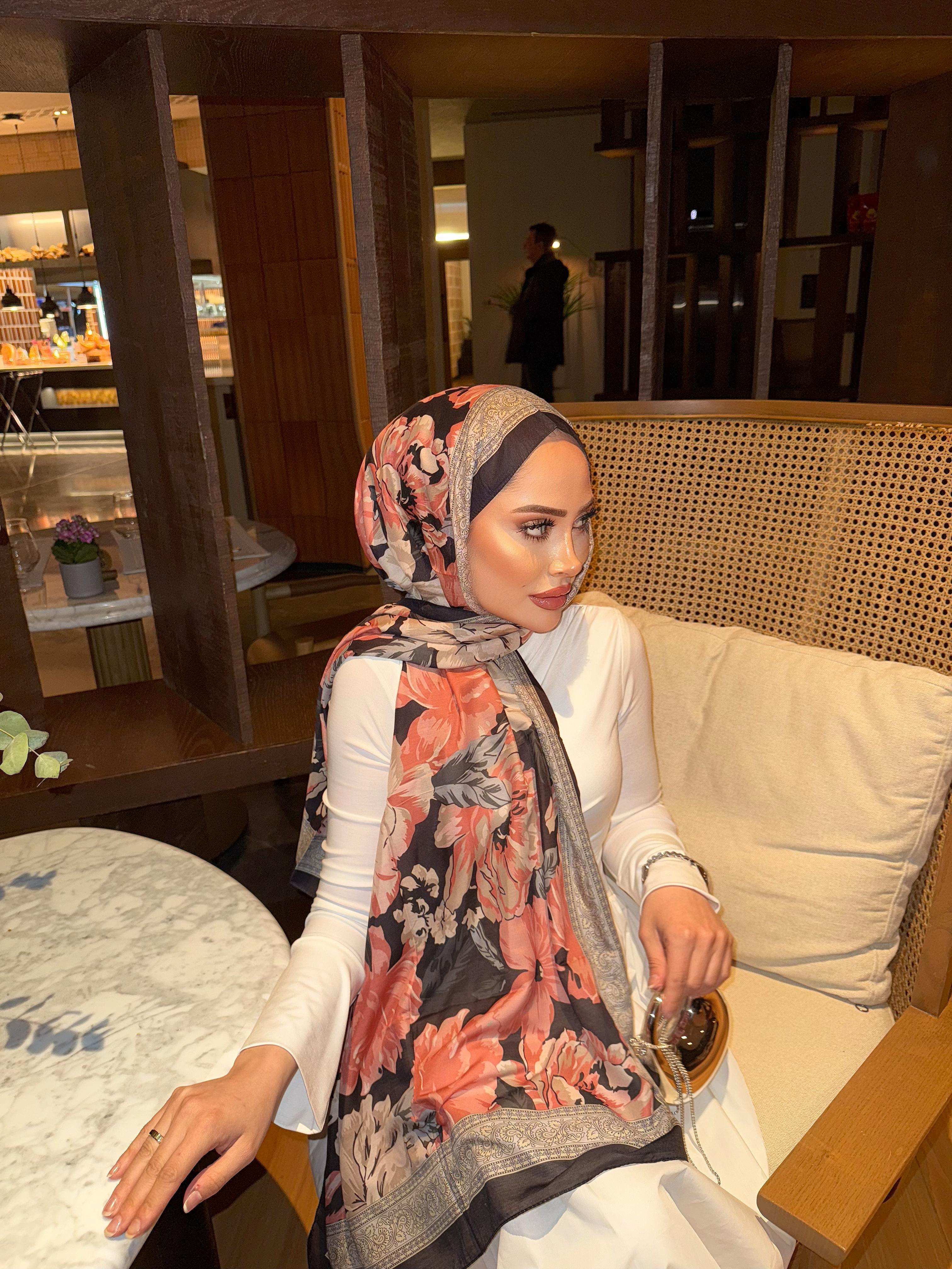 ŞAL-40H&R ButikPembe Gül Desen Detaylı Lacivert İpek Pamuk Şal