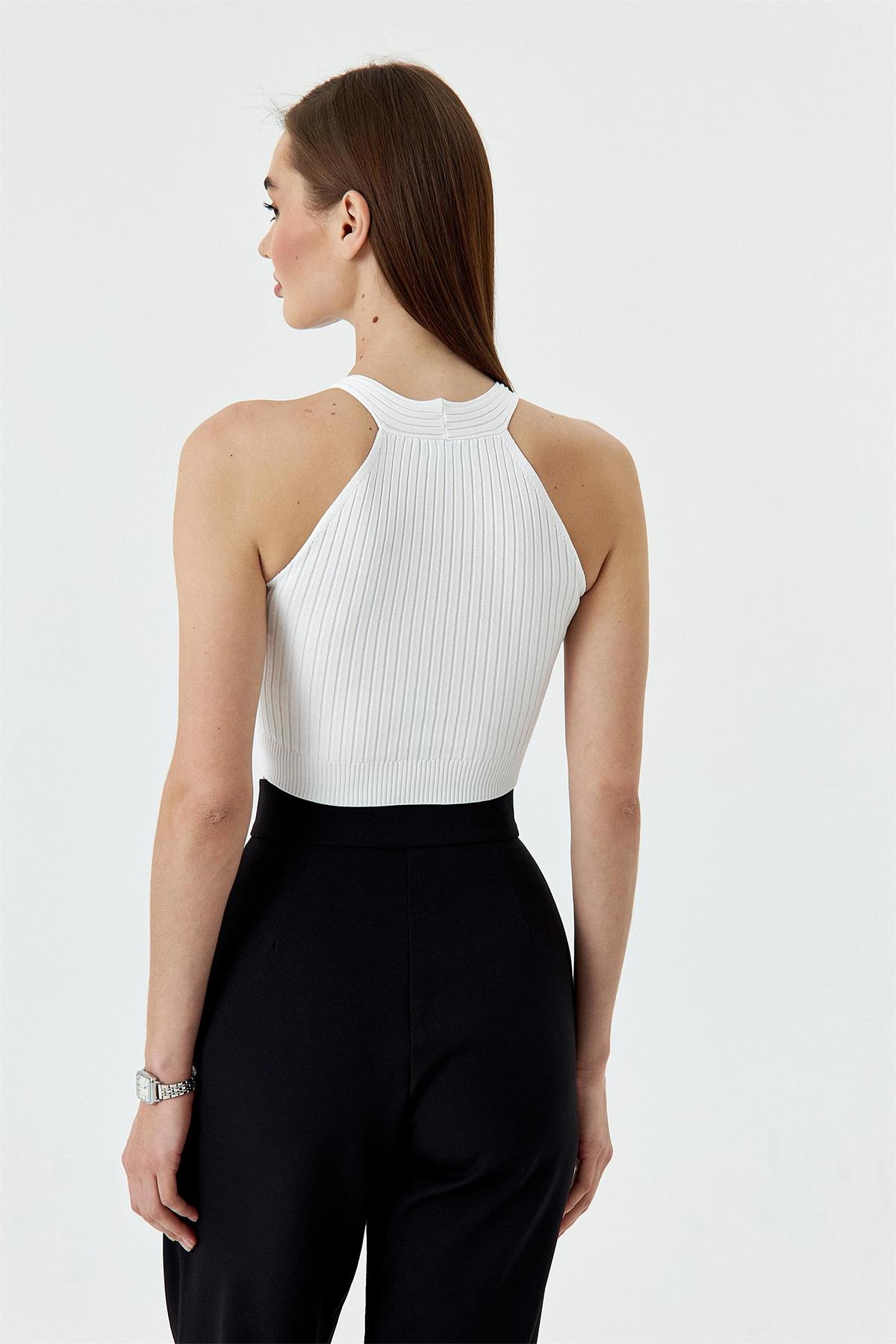 BÖSIGER SPORTLER MIT VORDERKRAGEN