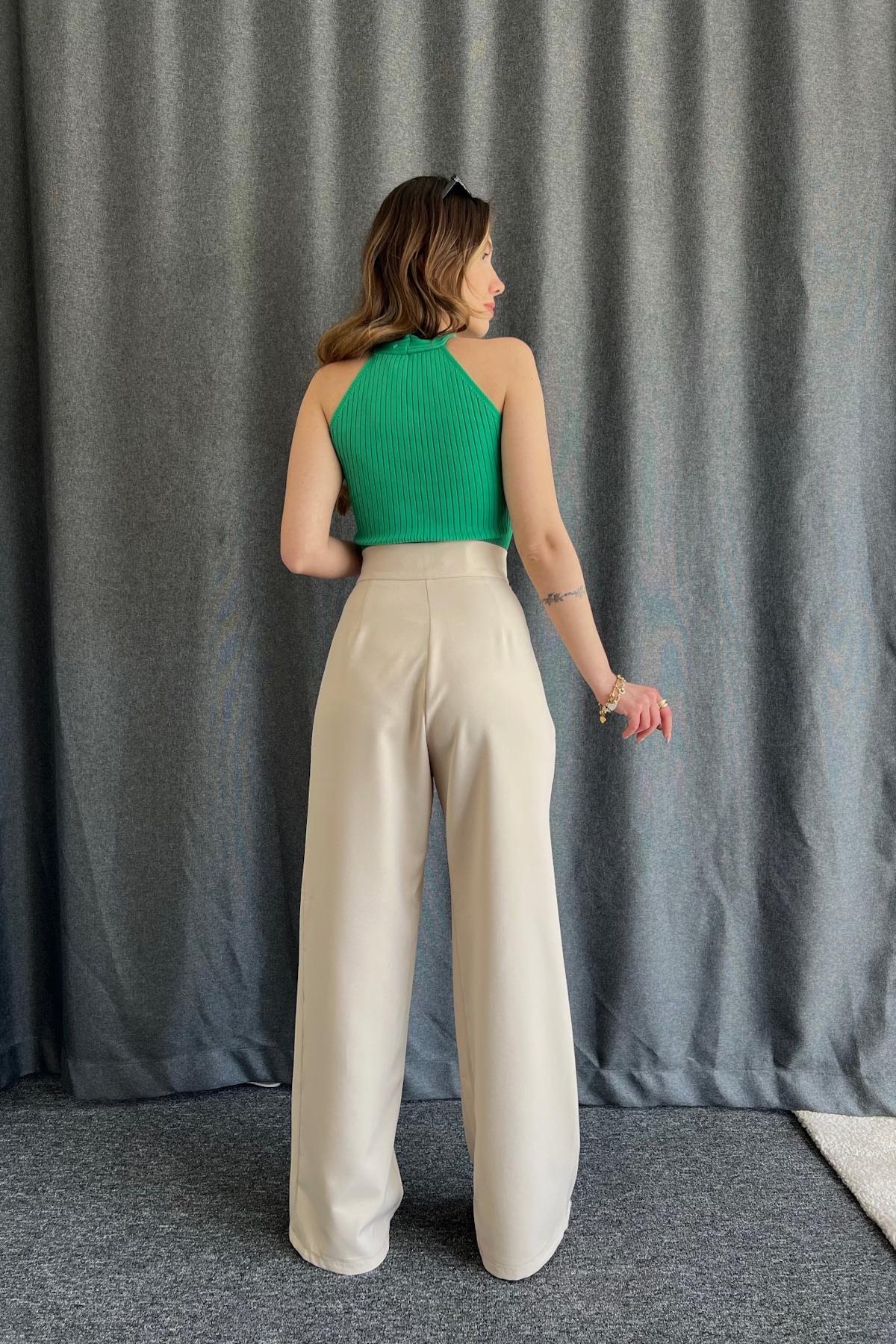 BÖSIGER SPORTLER MIT VORDERKRAGEN