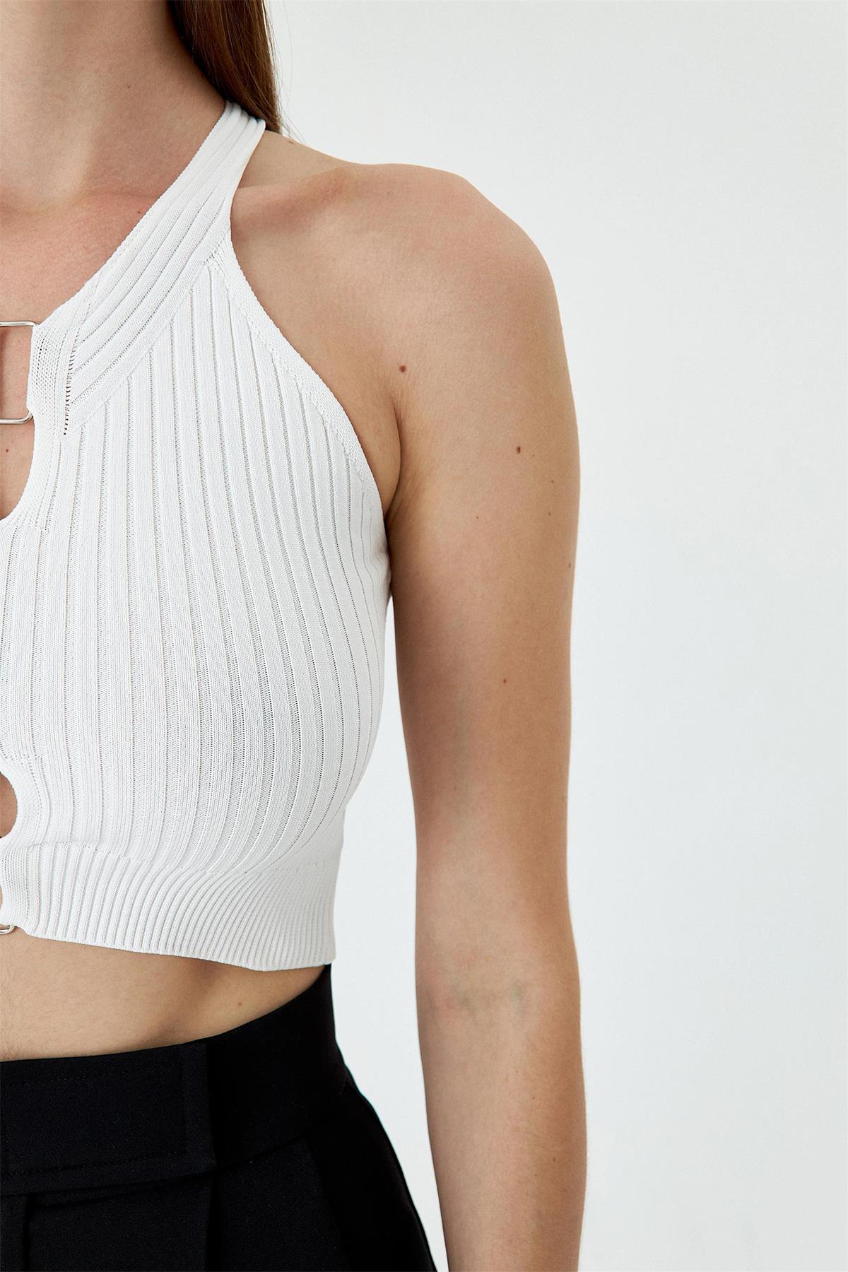 BÖSIGER SPORTLER MIT VORDERKRAGEN