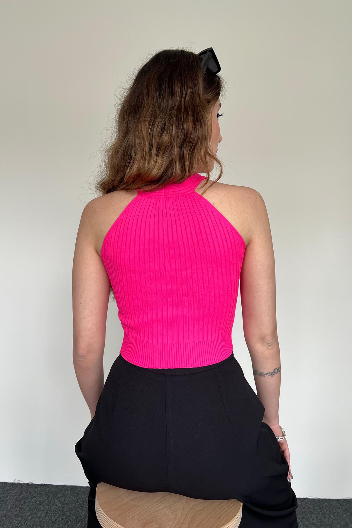 ЗЛЫЙ СПОРТСМЕН С ПЕРЕДНИМ ВОРОТНИКОМ