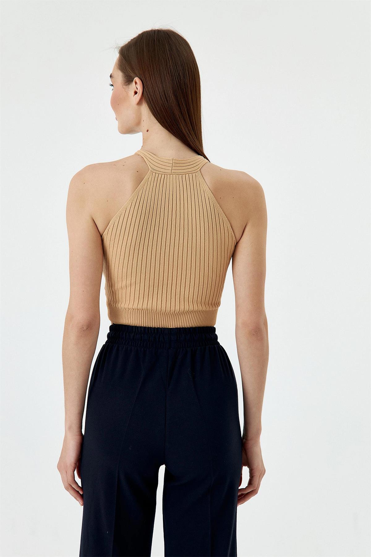 ЗЛЫЙ СПОРТСМЕН С ПЕРЕДНИМ ВОРОТНИКОМ