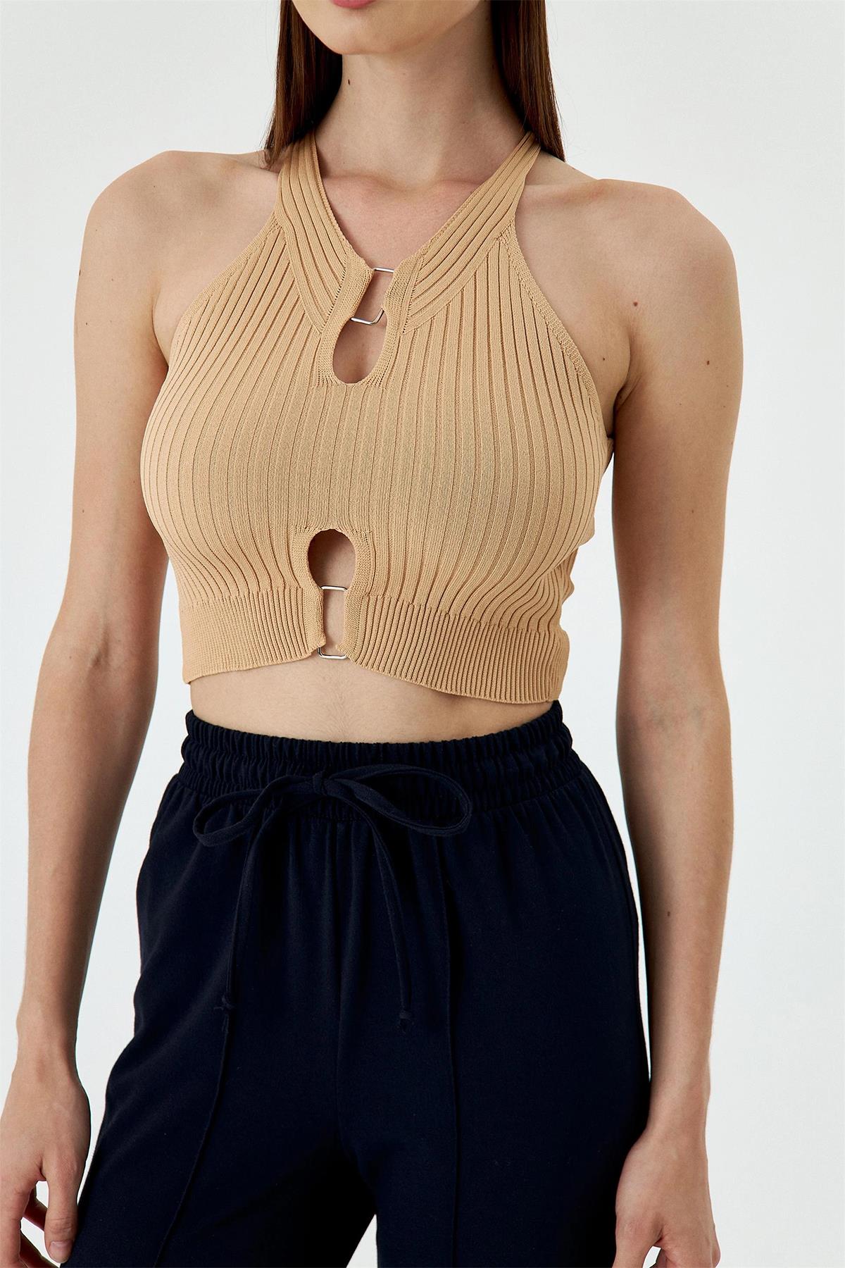 ЗЛЫЙ СПОРТСМЕН С ПЕРЕДНИМ ВОРОТНИКОМ