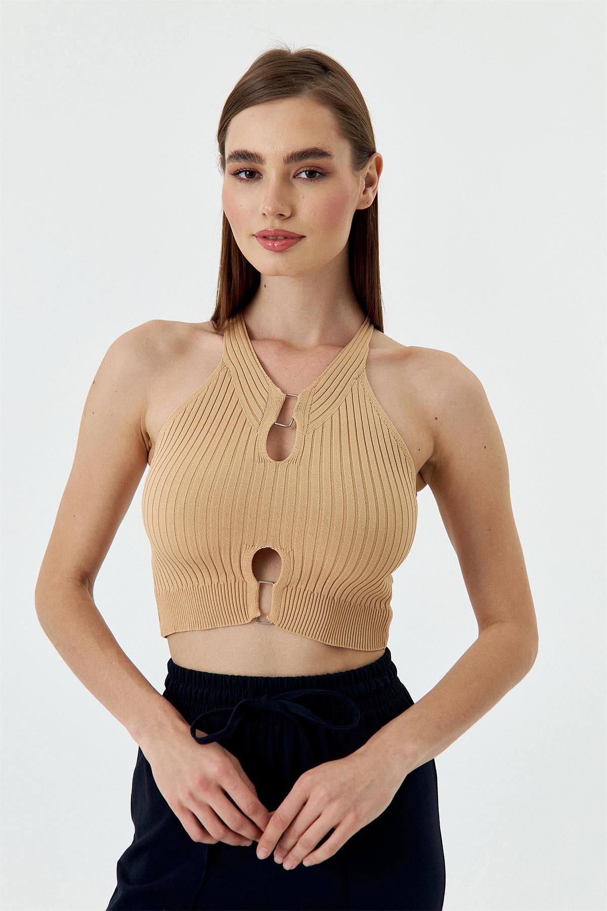 ЗЛЫЙ СПОРТСМЕН С ПЕРЕДНИМ ВОРОТНИКОМ