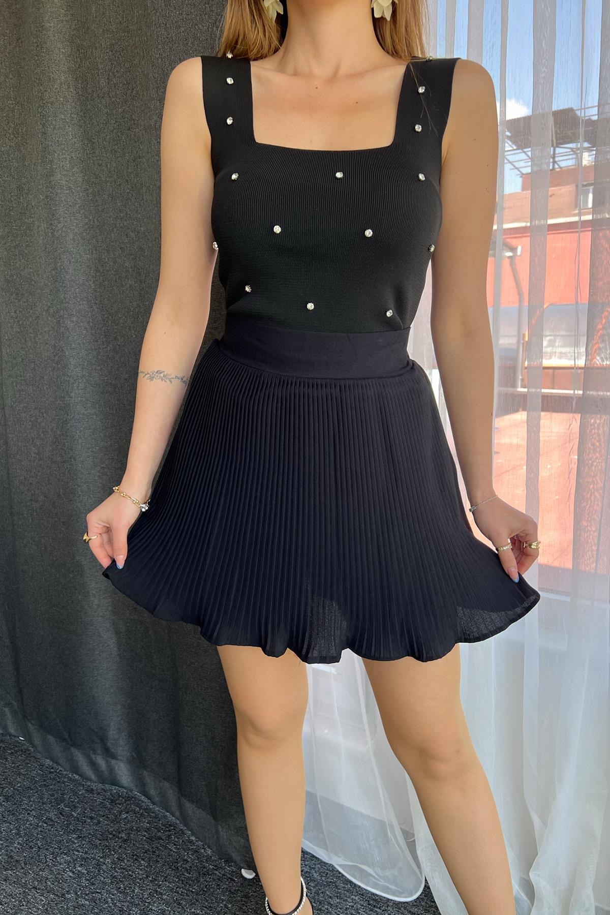 QUADRATISCHES ATHLET MIT STEINDETAIL