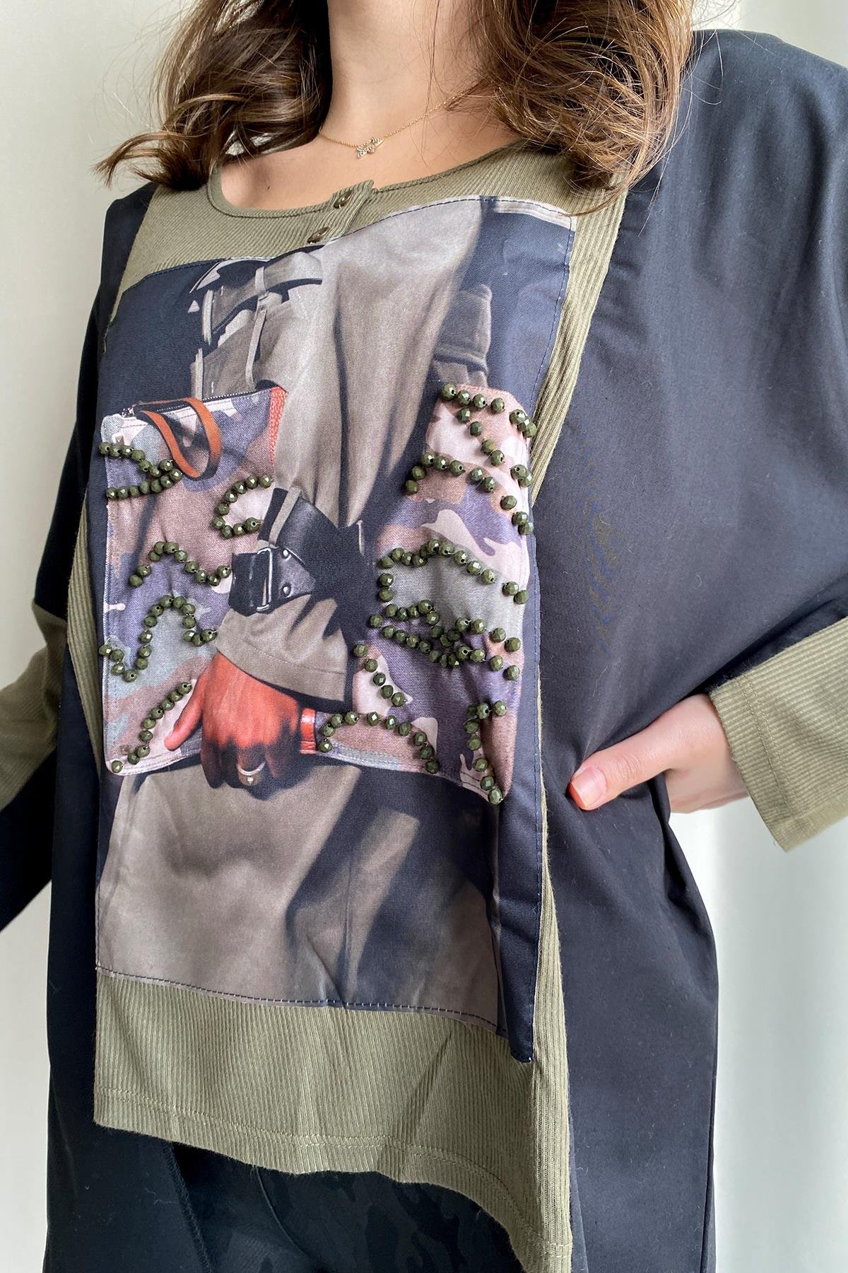 BASKI VE TAŞ DETAYLI BLUZ YEŞİL