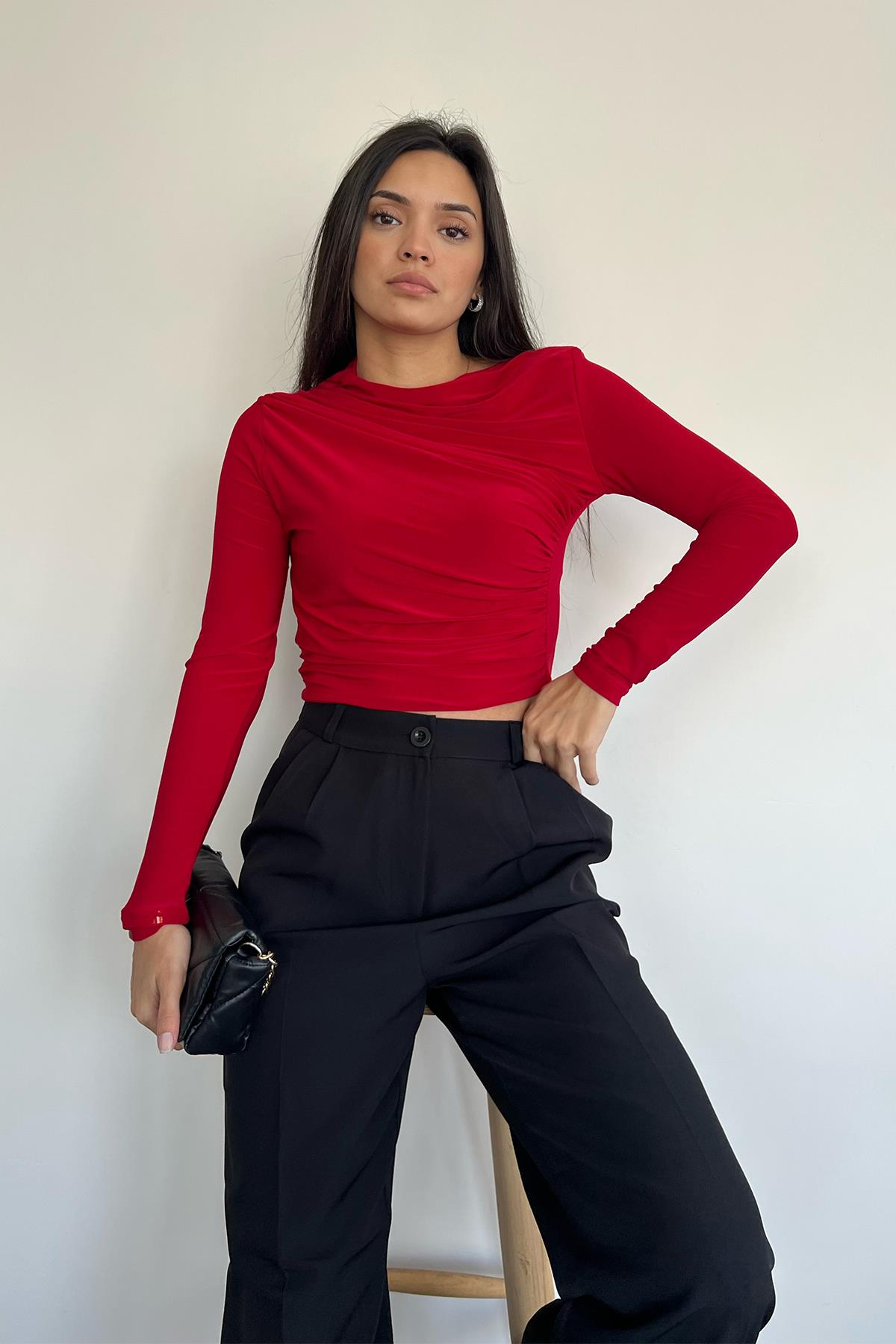 ÇAPRAZ BÜZGÜLÜ CROP BLUZ KIRMIZI