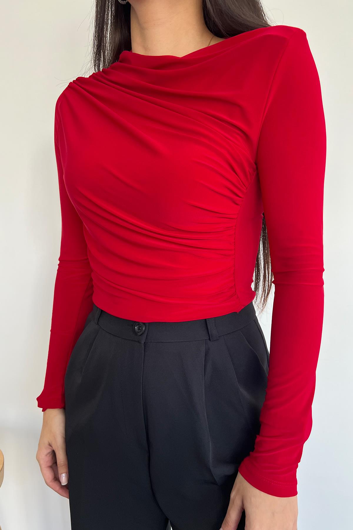 ÇAPRAZ BÜZGÜLÜ CROP BLUZ KIRMIZI