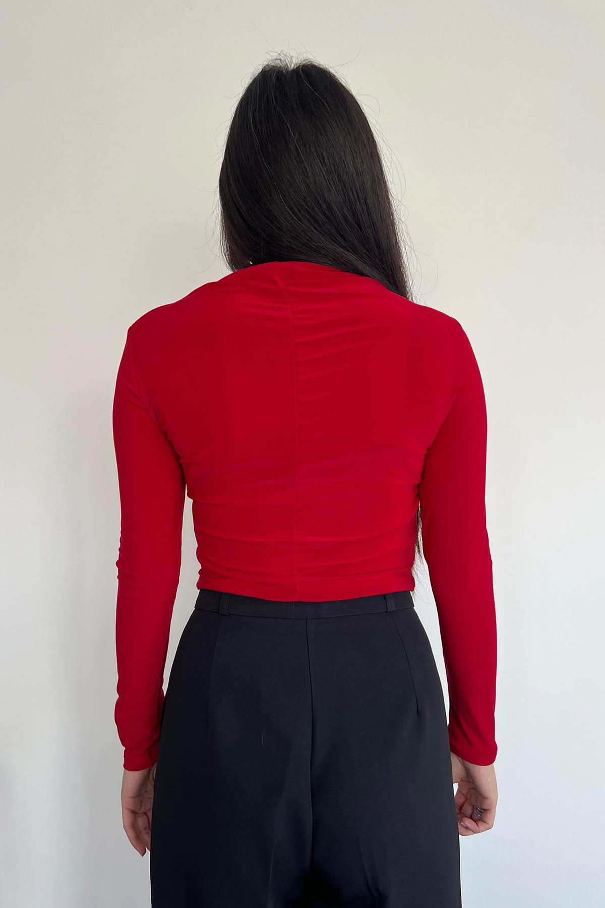 ÇAPRAZ BÜZGÜLÜ CROP BLUZ KIRMIZI