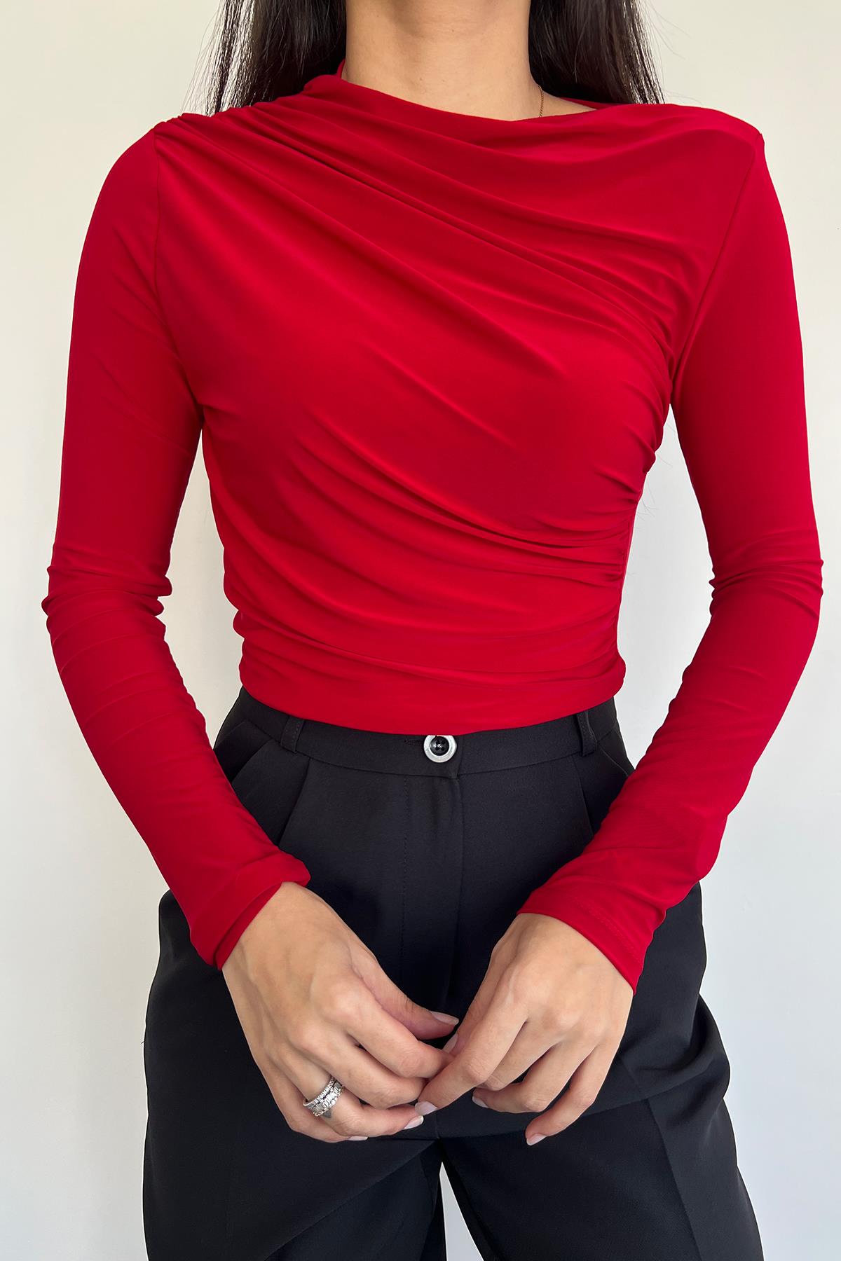 ÇAPRAZ BÜZGÜLÜ CROP BLUZ KIRMIZI