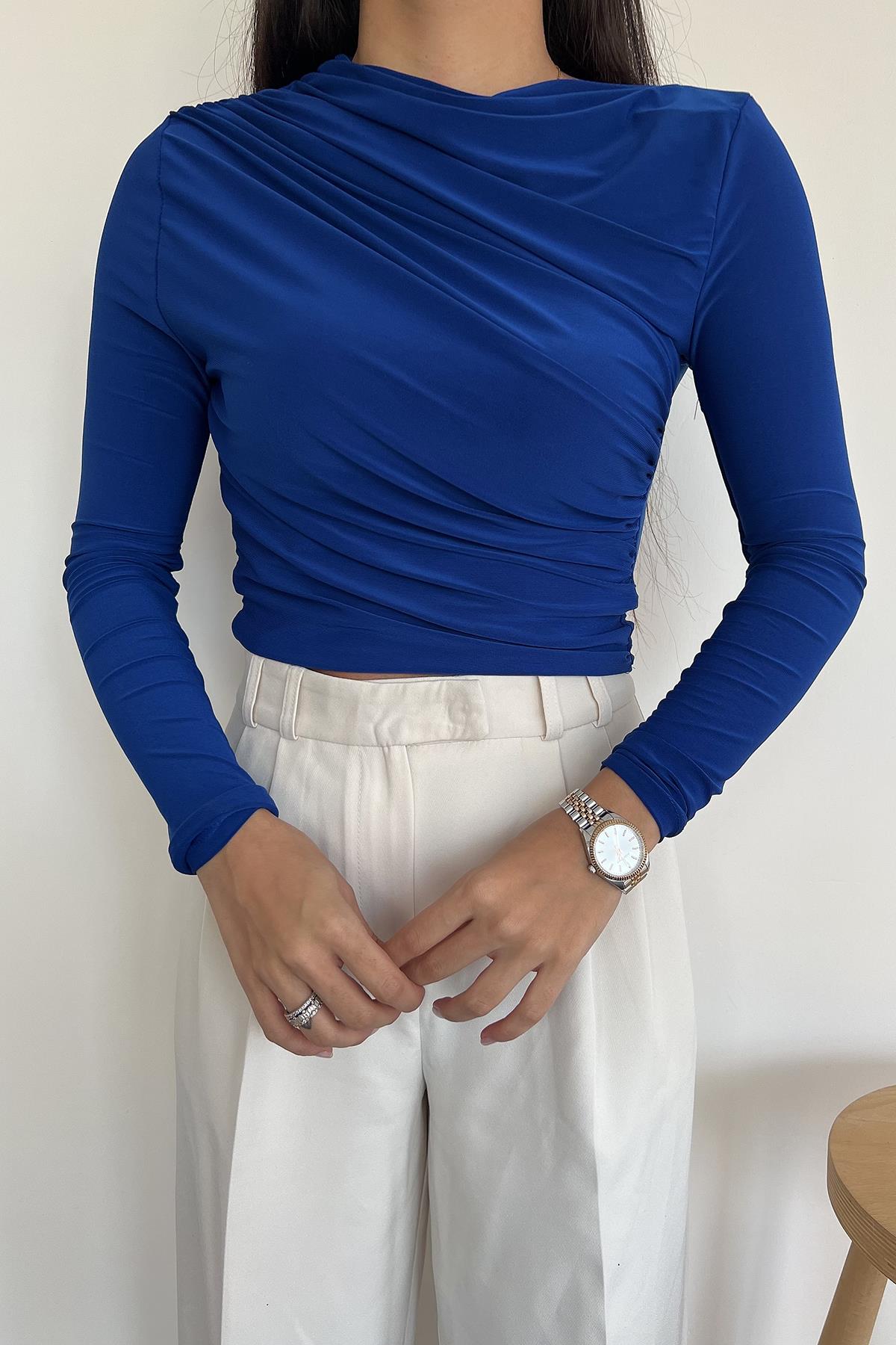 ÇAPRAZ BÜZGÜLÜ CROP BLUZ SAKS