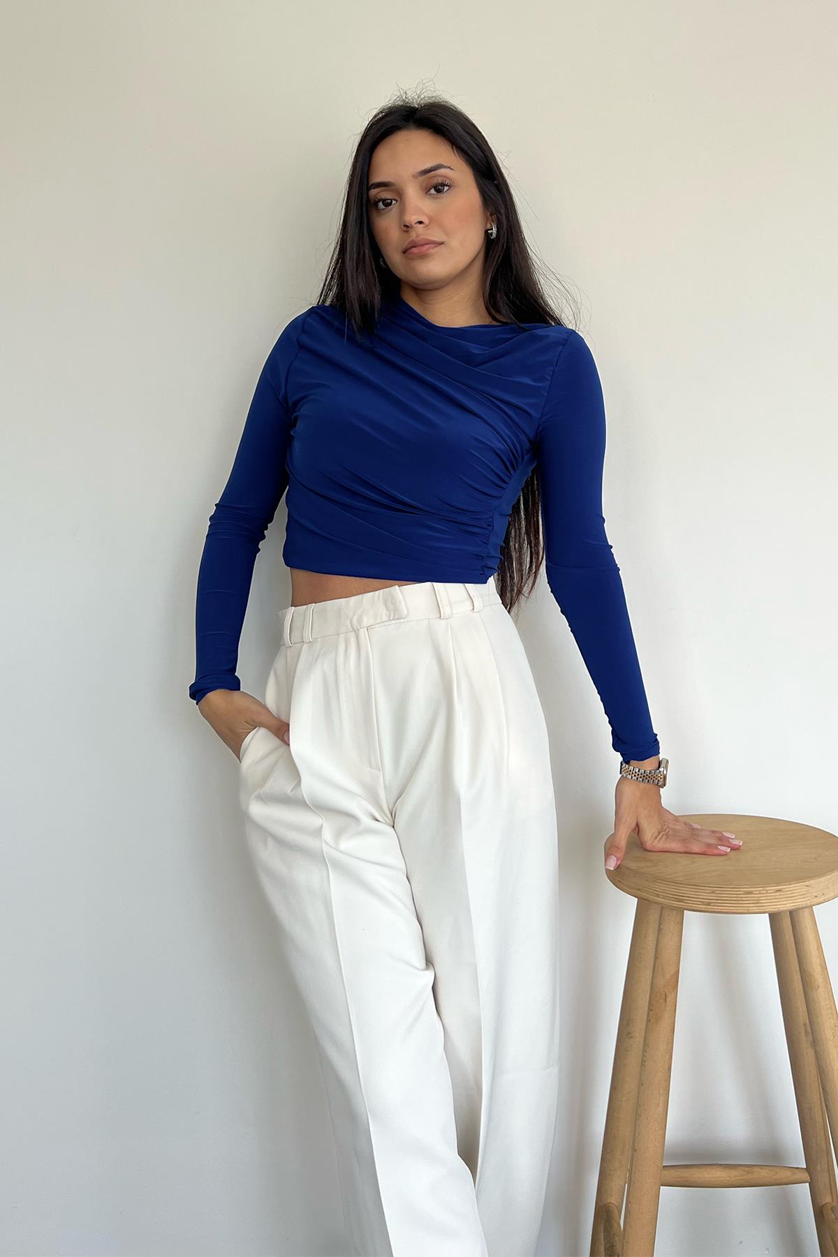 ÇAPRAZ BÜZGÜLÜ CROP BLUZ SAKS