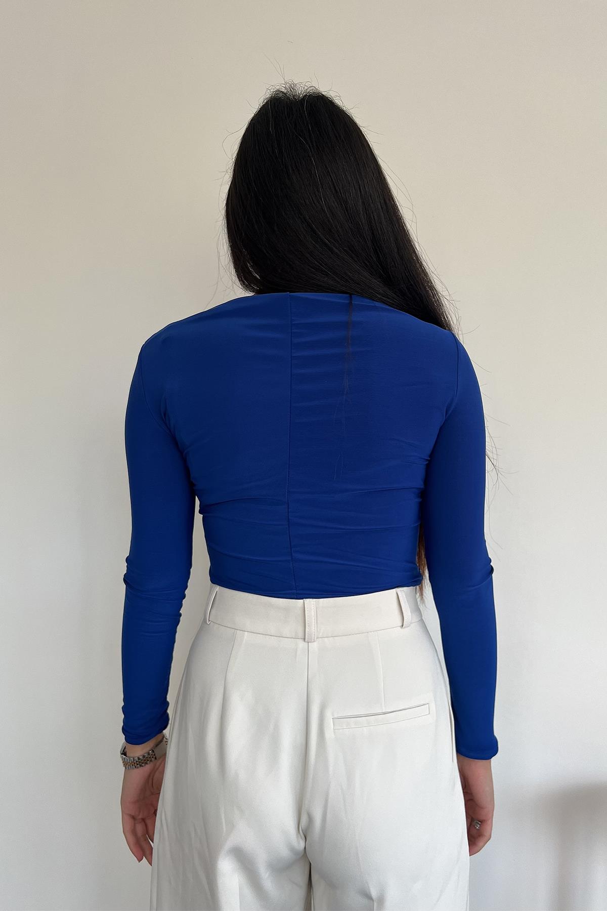 ÇAPRAZ BÜZGÜLÜ CROP BLUZ SAKS