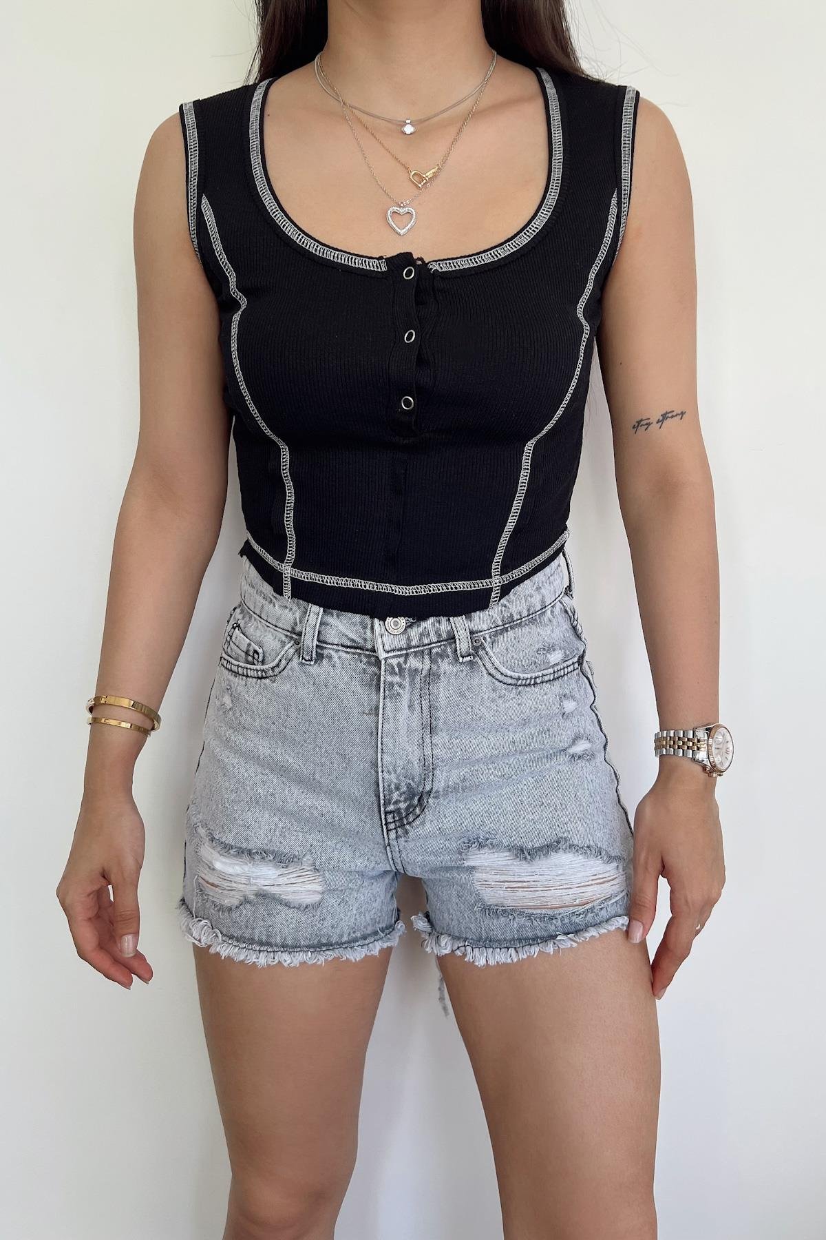 بلوزة بتفاصيل خطية