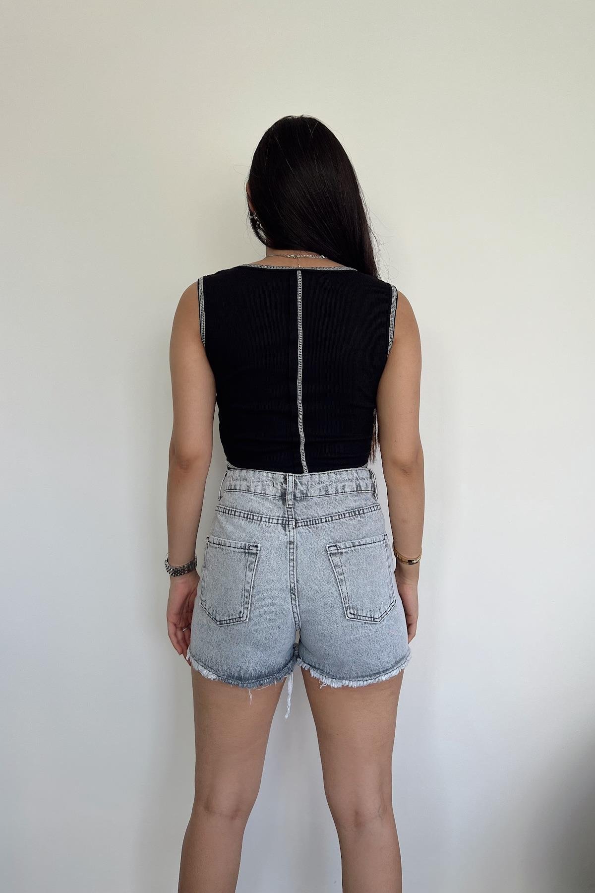 بلوزة بتفاصيل خطية