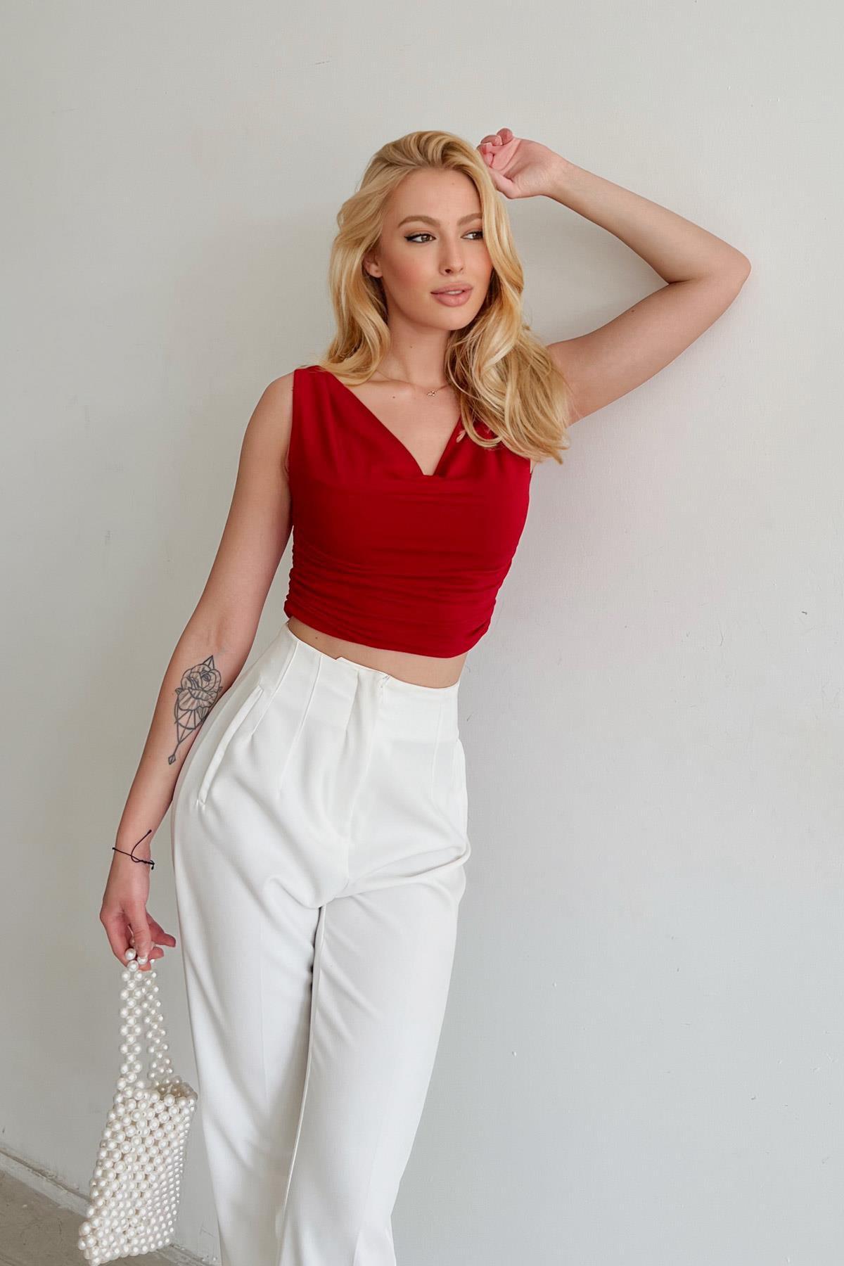 HEMDBLUSE MIT ABGESTIMMTEM KRAGEN