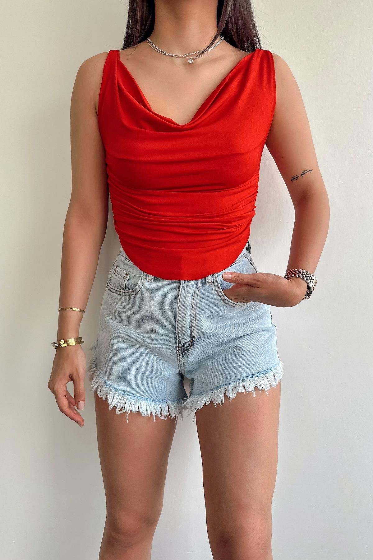 HEMDBLUSE MIT ABGESTIMMTEM KRAGEN