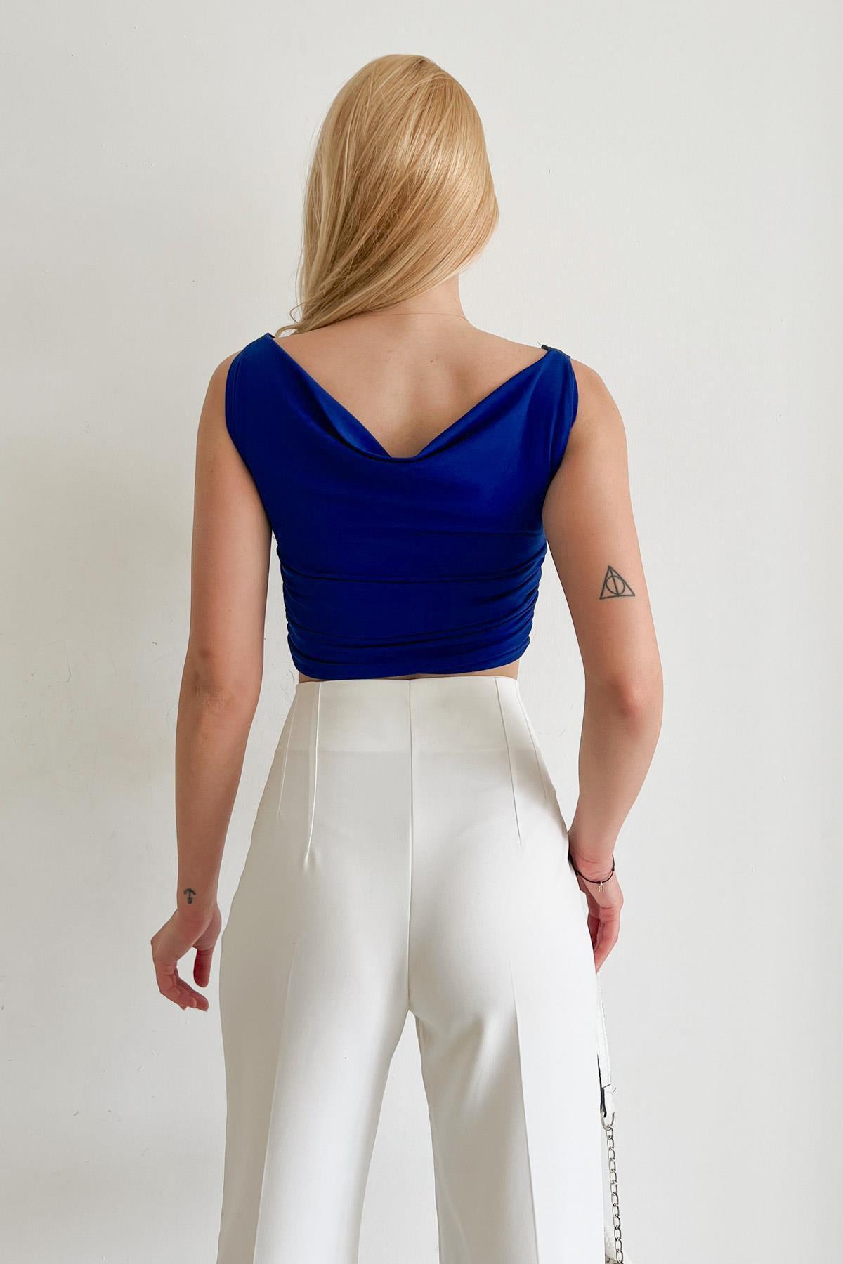 HEMDBLUSE MIT ABGESTIMMTEM KRAGEN