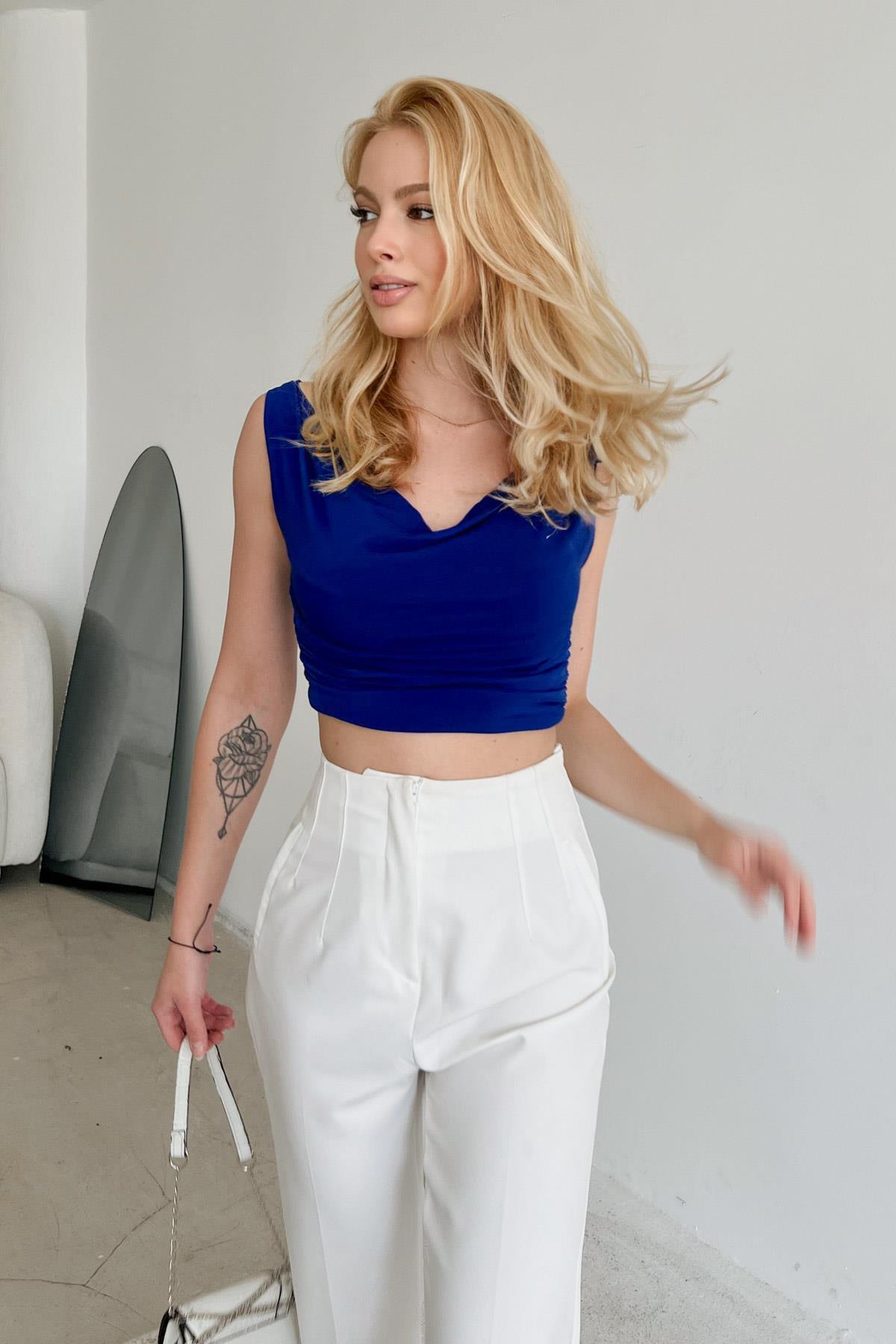 HEMDBLUSE MIT ABGESTIMMTEM KRAGEN