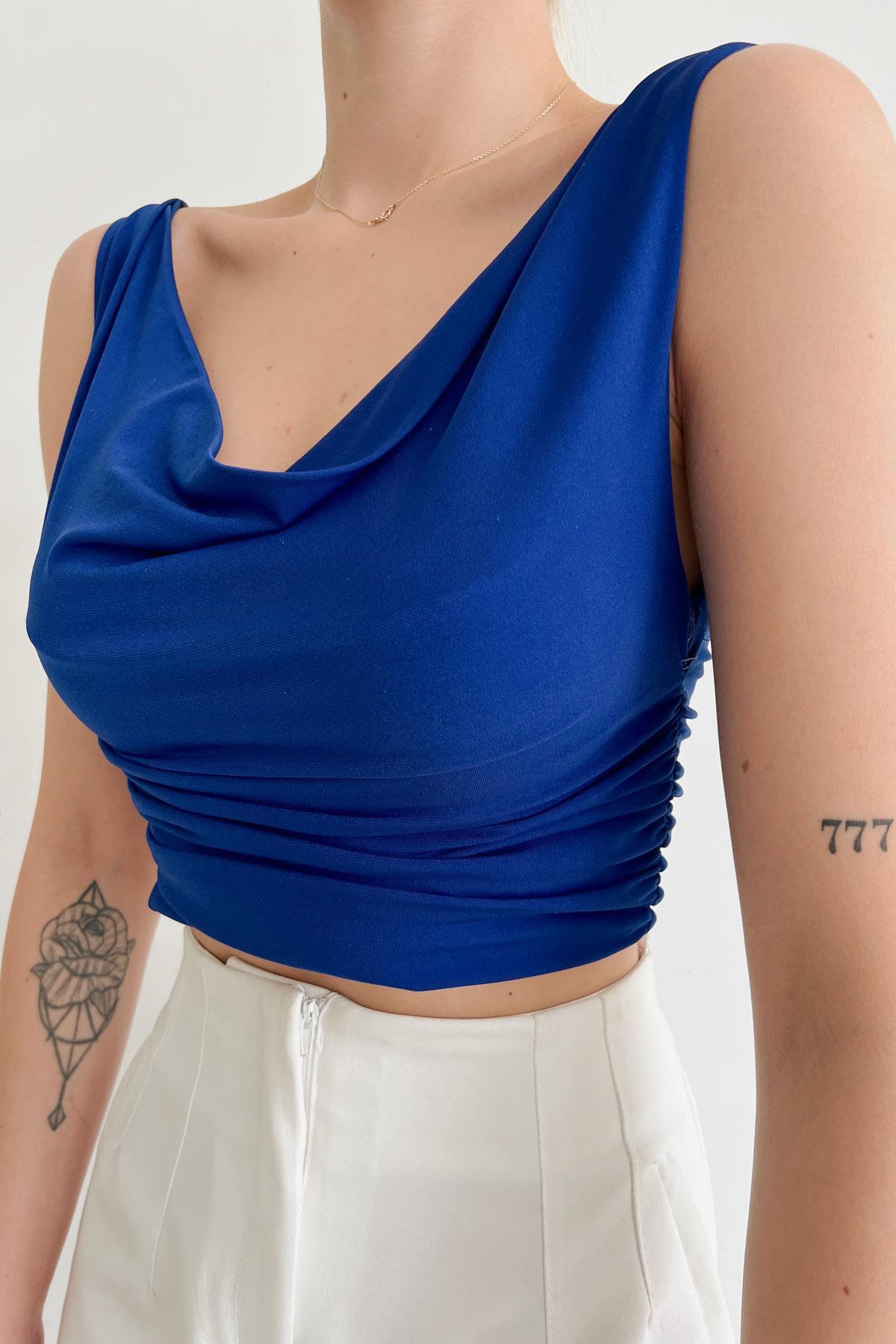 HEMDBLUSE MIT ABGESTIMMTEM KRAGEN