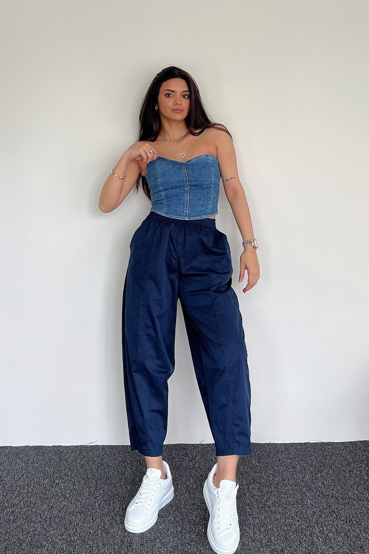 بلوزة بياقة على شكل قلب