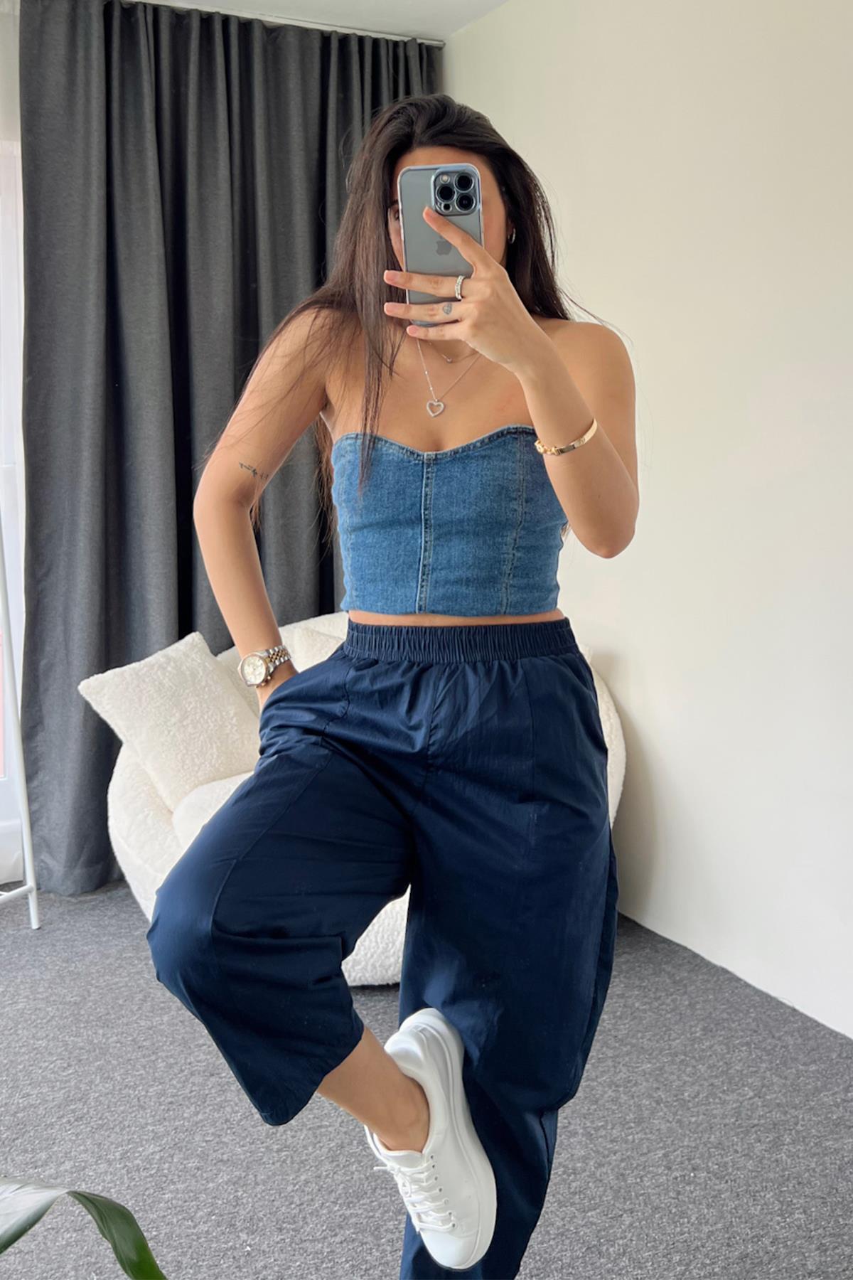 بلوزة بياقة على شكل قلب