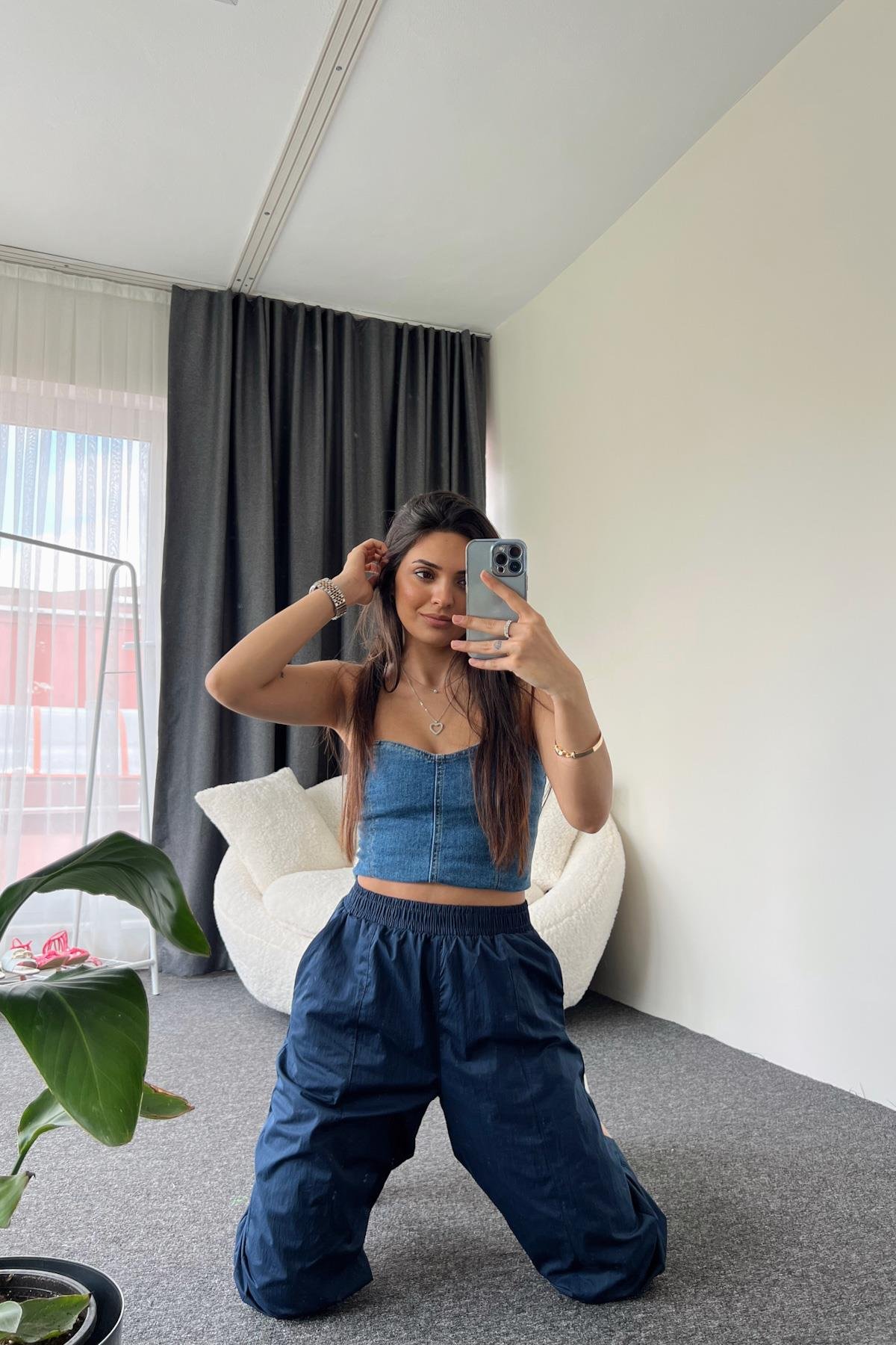 بلوزة بياقة على شكل قلب