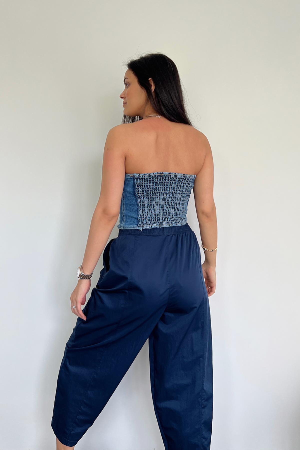 بلوزة بياقة على شكل قلب