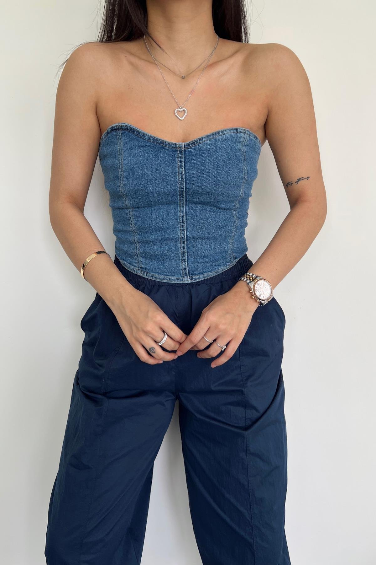 بلوزة بياقة على شكل قلب