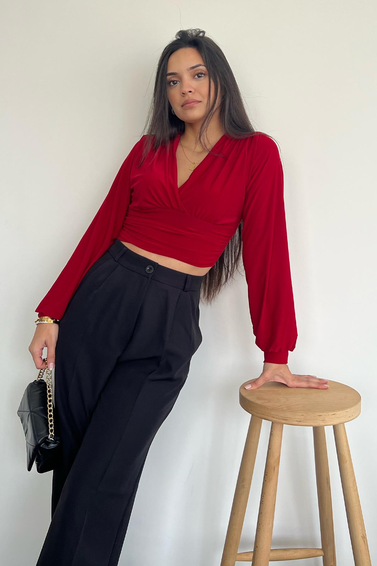 OMUZDAN BÜZGÜLÜ CROP BLUZ KIRMIZI