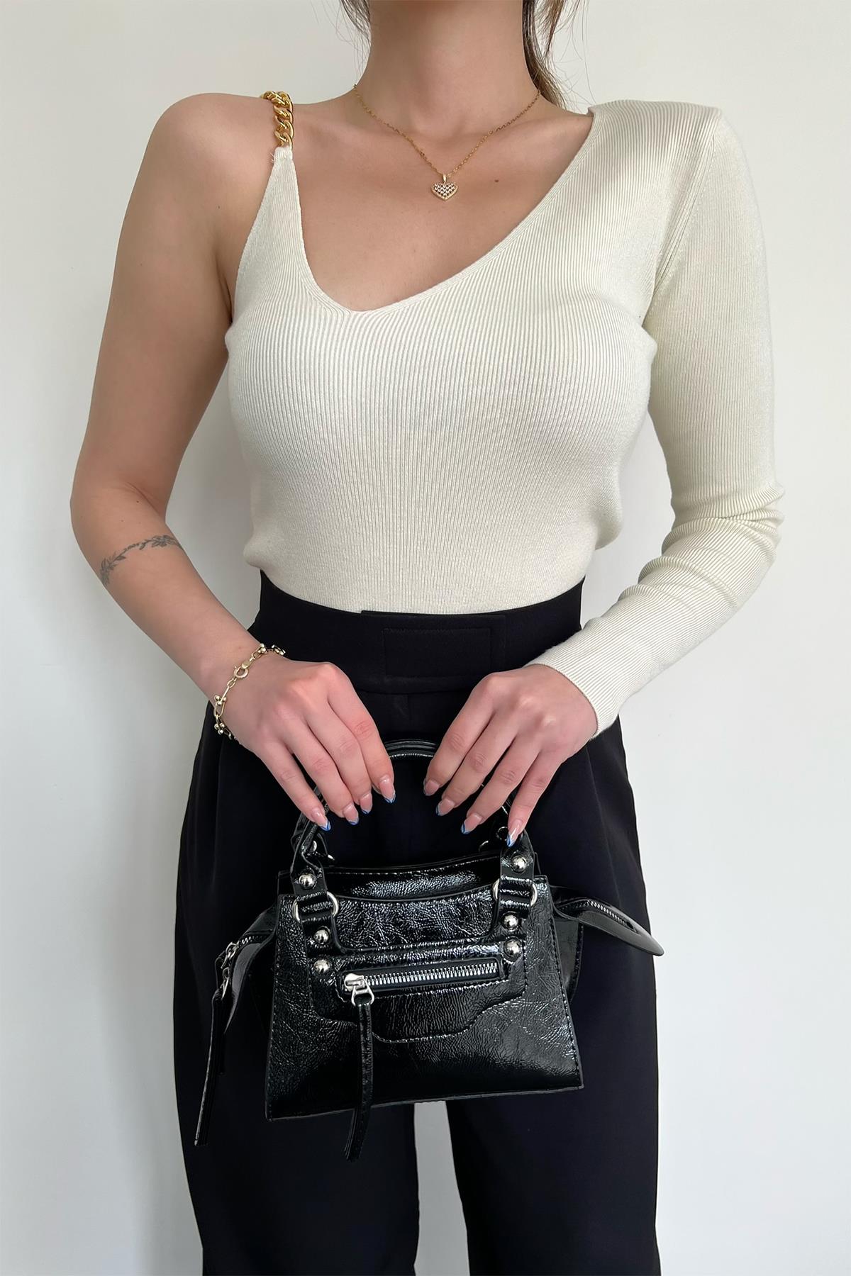ONE SHOULDER CHAIN BLOUSE