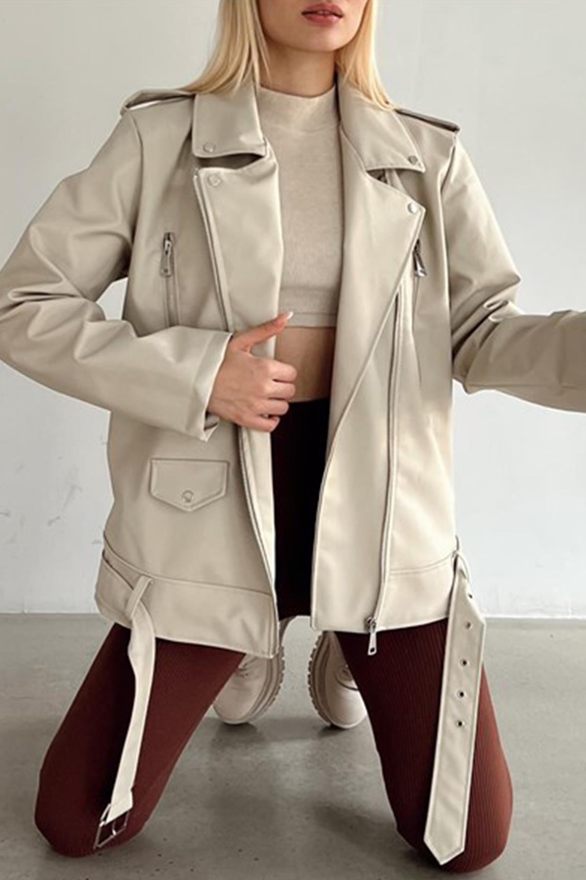 КОЖАНАЯ КУРТКА СРЕДНЕГО РАЗМЕРА С ПОЯСОМ НА ПОЯСИИ